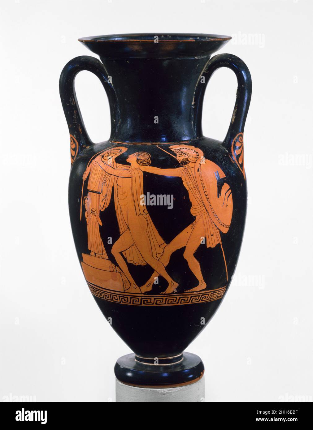 Amphora à col de Nolan en terre cuite (bocal) ca.450 av. J.-C. attribué à l'Ethiop Peintre Obverse, le héros grec Ajax saisit Cassandra, une princesse de cheval de Troie et prophétise, pendant le sac de TroyReverse, un youthA nombre de textes grecs anciens raconte que, lorsque les Grecs ont saccagé Troy, Cassandra, la plus belle fille du roi de cheval de Troie Priam,S'est réfugié à la statue d'Athéna, mais Ajax l'a déchiré et l'a violée, commettant ainsi le sacrilège contre Athéna.Les actions légendaires des héros ont servi de base à de nombreux rituels qui ont eu lieu en Grèce.Dans Lotris, qui était la région natale d'Ajax, le Banque D'Images