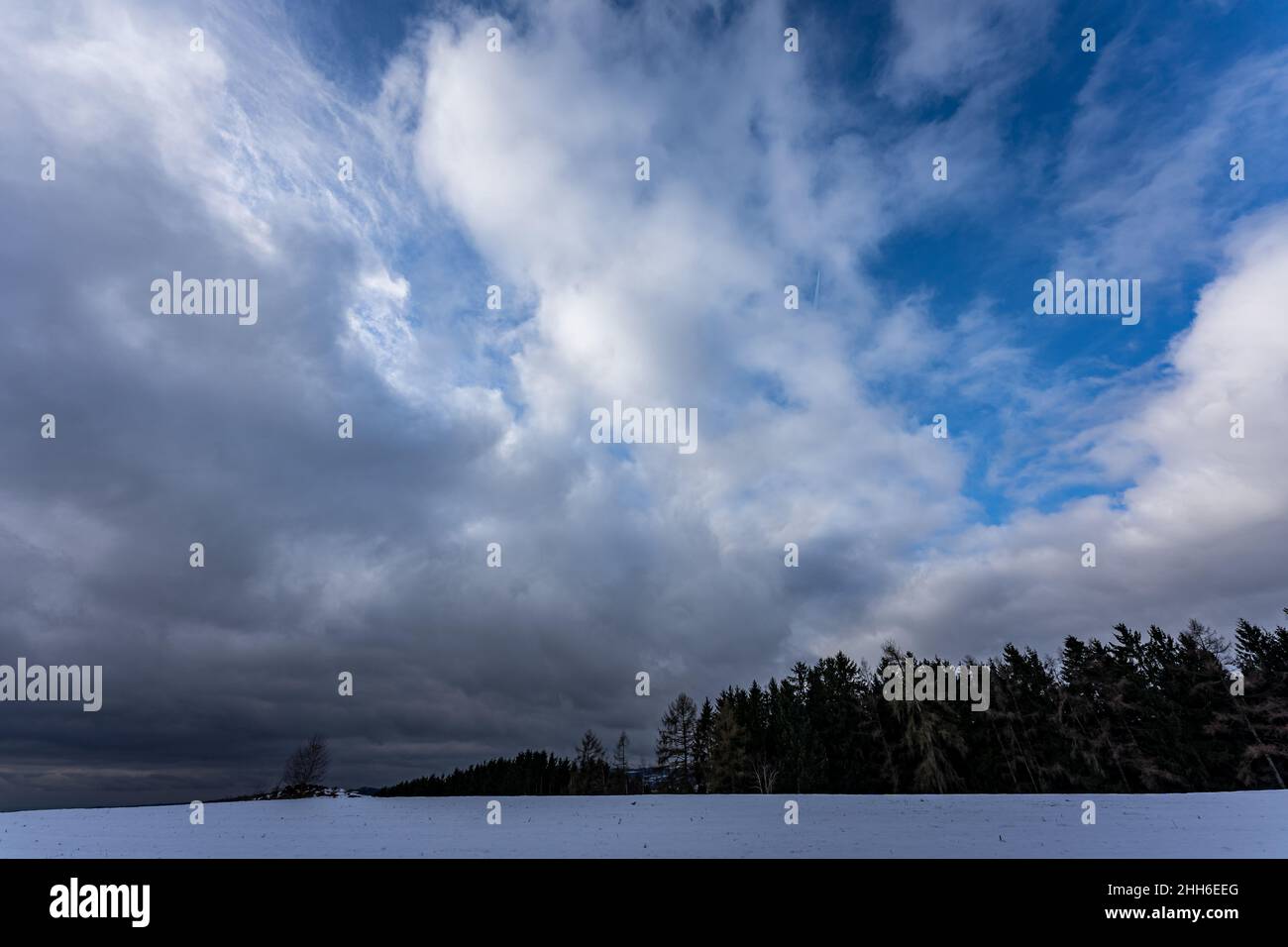 Horizon avec ciel sombre et nuages en hiver.Nuages orageux au-dessus de Farm Field Banque D'Images