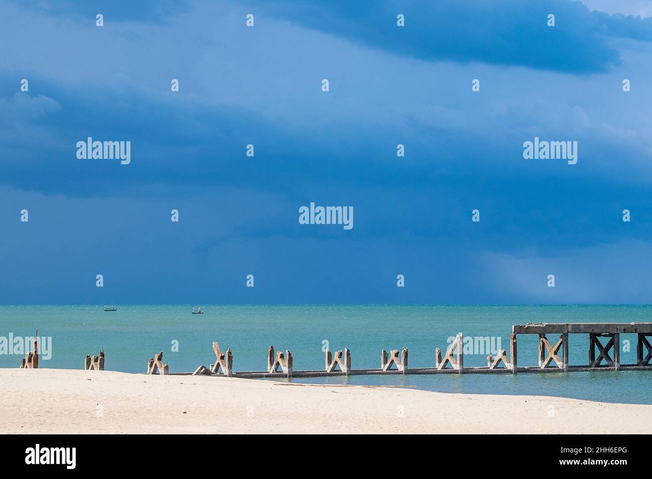 Jetée en ruines à Pak Nam Pran au sud de Hua Hin, en Thaïlande Banque D'Images