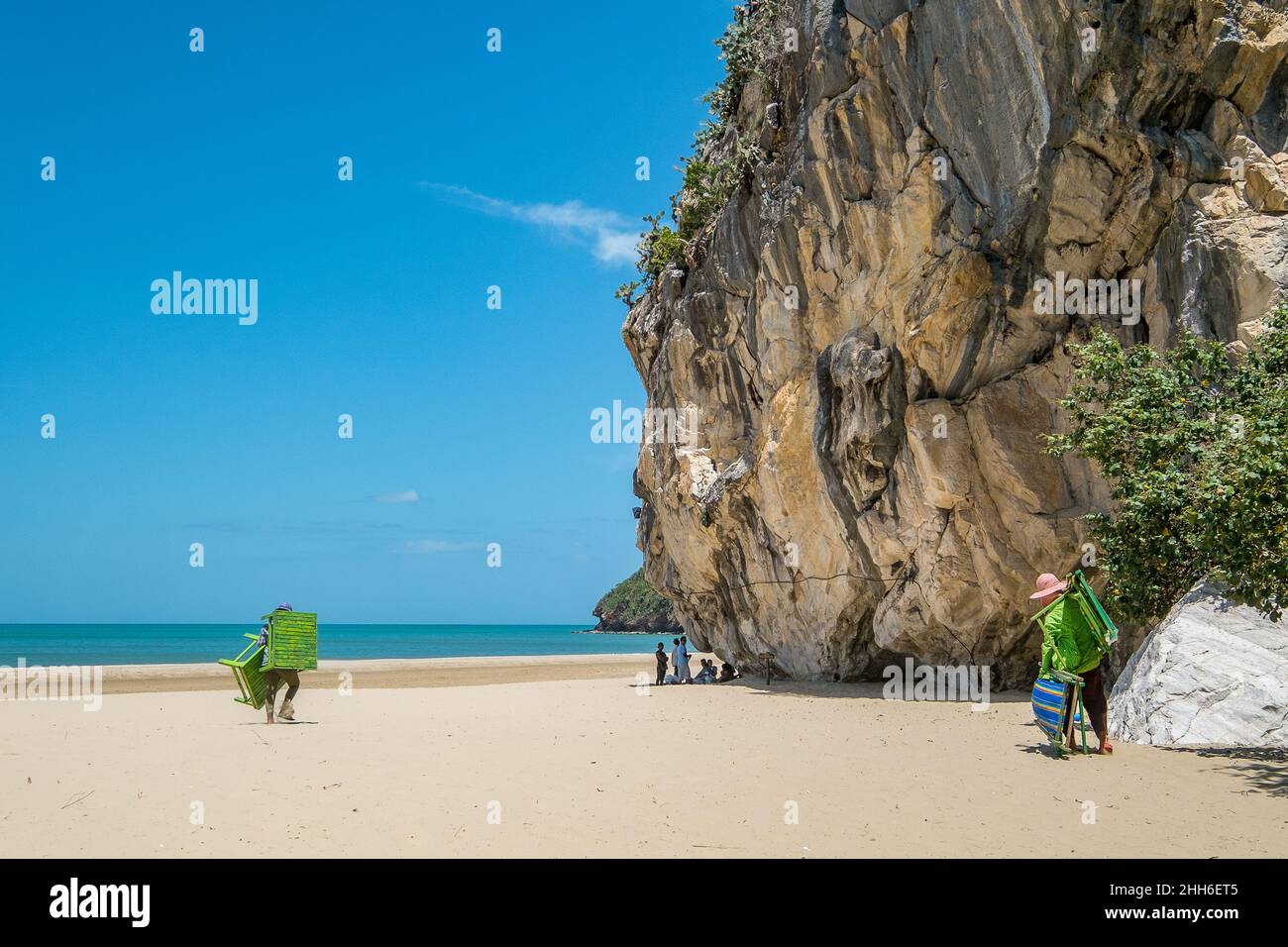 La vie sur la plage de Khao Kalok Beach au sud de Hua Hin dans la province de Prachuap Khiri Khan en Thaïlande Banque D'Images