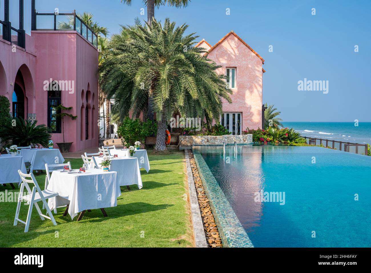 La vie sur la plage de Khao Kalok Beach au sud de Hua Hin dans la province de Prachuap Khiri Khan en Thaïlande Banque D'Images