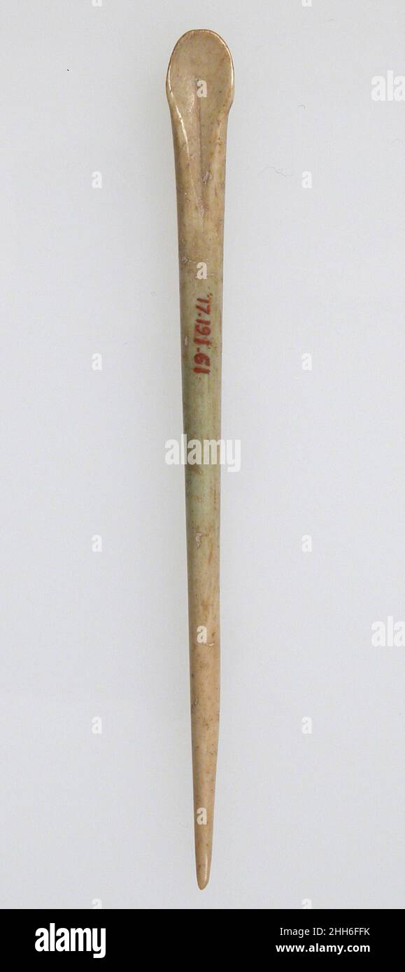 Outil de toilette en forme d'axe 200–500 romain.Outil de toilette en forme d'axe.Romain.200–500.Ivoire.Fabriqué en Gaule, dans le nord de la France.Ivoires Banque D'Images