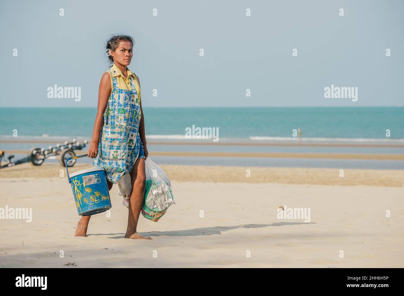 Serveuse à Khao Kalok Beach au sud de Hua Hin dans la province de Prachuap Khiri Khan en Thaïlande Banque D'Images