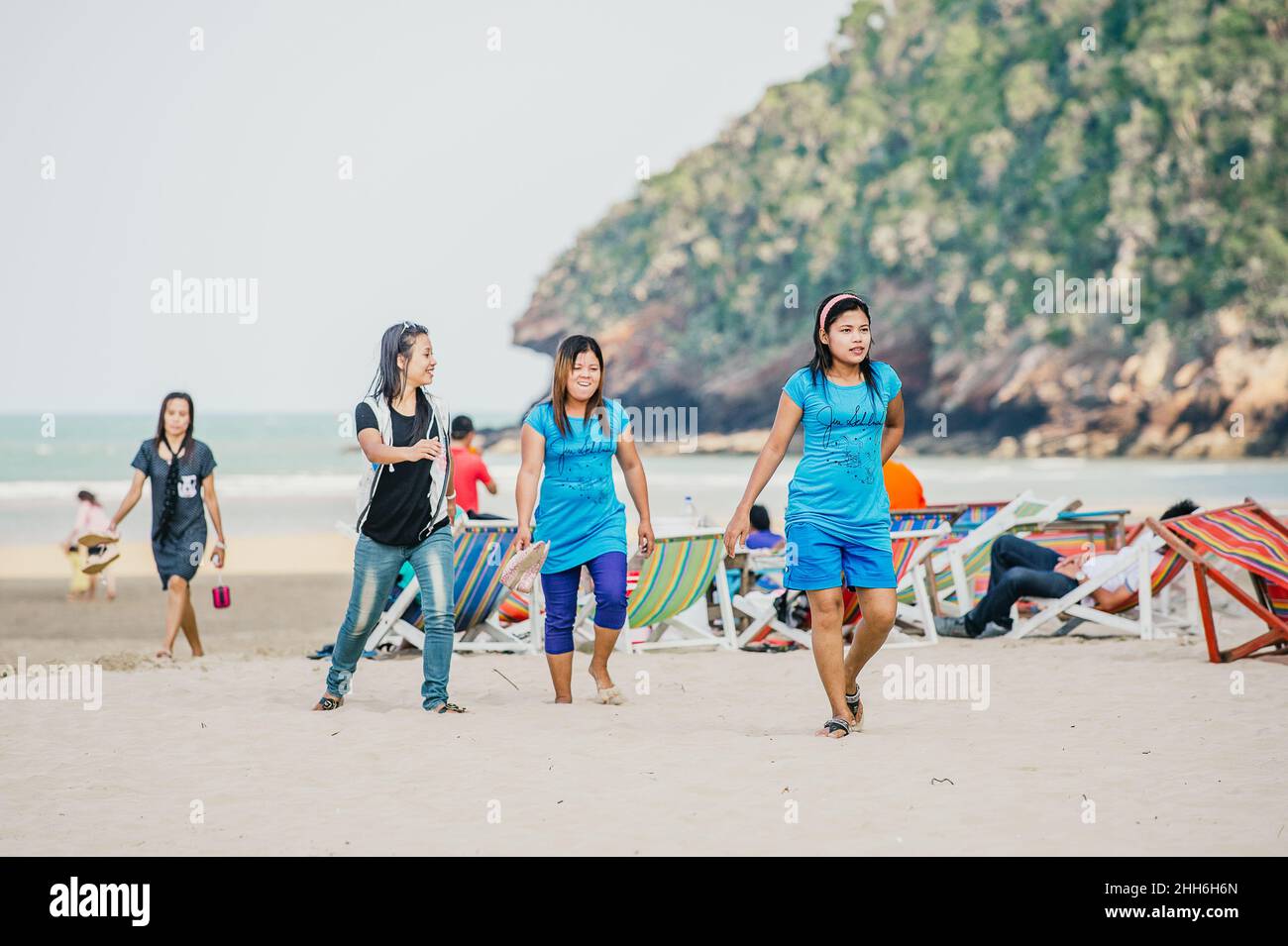 Serveuses à Khao Kalok Beach au sud de Hua Hin dans la province de Prachuap Khiri Khan en Thaïlande Banque D'Images