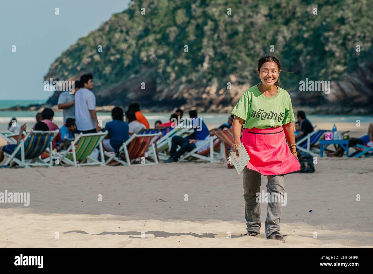 Serveuse sur la plage de Khao Kalok au sud de Hua Hin dans la province de Prachuap Khiri Khan en Thaïlande Banque D'Images