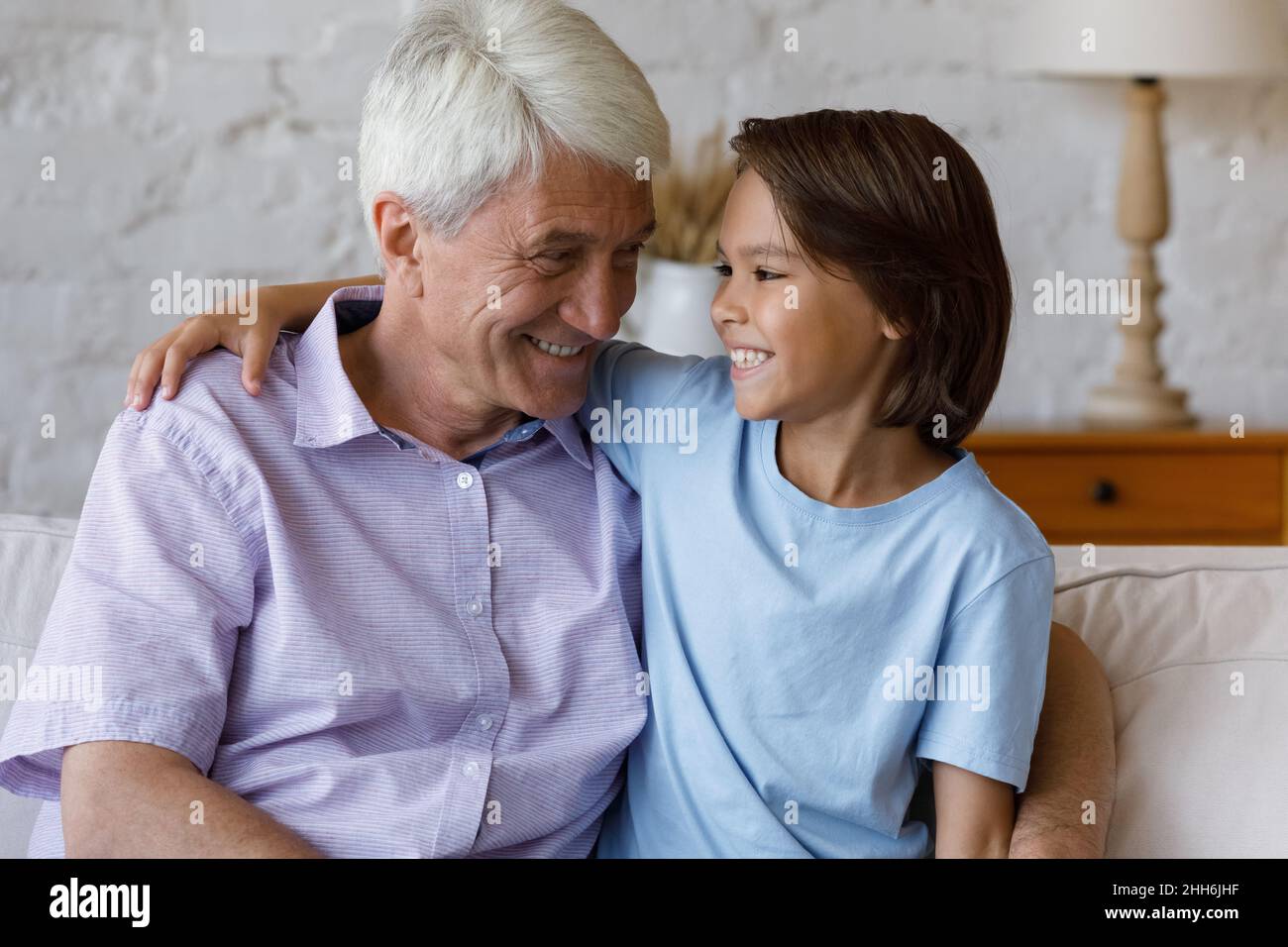 Petit-fils heureux, garçon parlant à petit-père aimant, appréciant l'amitié de confiance Banque D'Images