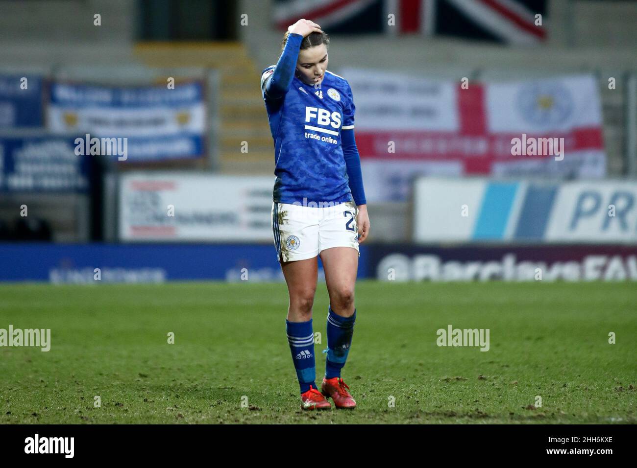 BURTON ON TRENT, ROYAUME-UNI.JAN 23rd Shannon O'Brien de Leicester City est descendue après qu'Alisha Lehmann d'Aston Villa a obtenu un score à la dernière minute pour le faire 1-2 lors du match Barclays FA Women's Super League entre Leicester City et Aston Villa au stade Pirelli, Burton Upon Trent, le dimanche 23rd janvier 2022.(Crédit : Kieran Riley | INFORMATIONS MI) crédit : INFORMATIONS MI et sport /Actualités Alay Live Banque D'Images