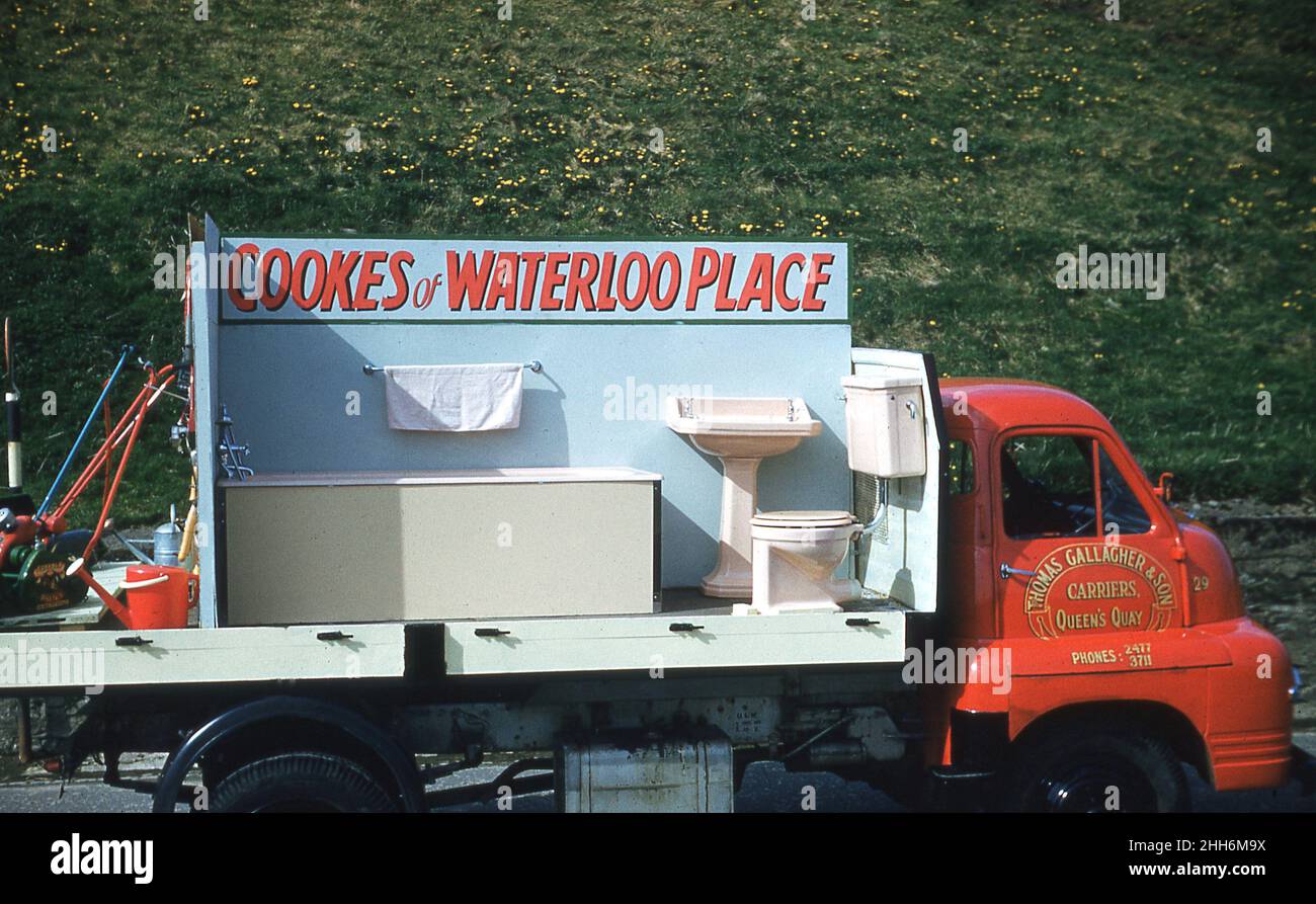 1959, historique, un défilé flottant pour Cookes of Waterloo place,  Londonderry, Irlande du Nord, Royaume-Uni montrant sa gamme des derniers  modèles de salle de bain et à l'extrémité du camion, quelques tondeuses