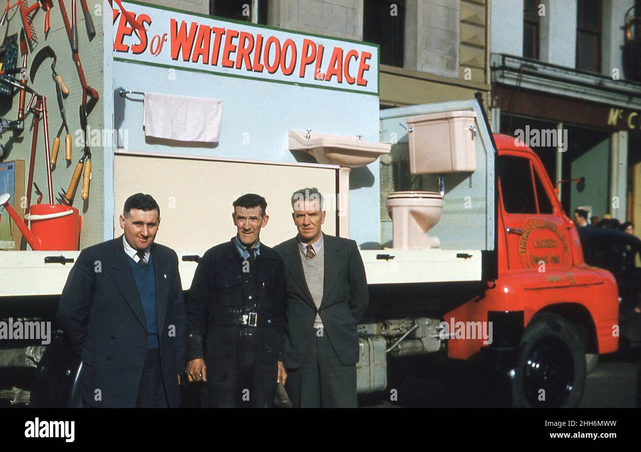 1959, historique, trois hommes, le chauffeur de camion et deux membres du personnel de Cookes. debout près d'un flotteur de parade pour le détaillant domestique, Cookes of Waterloo place, Londonderry, Irlande du Nord, Royaume-Uni.Le flotteur participe à la semaine civique de Londonderry. Banque D'Images