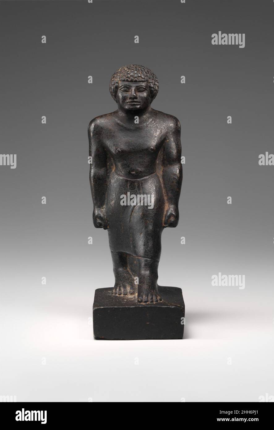 Statuette d'un fonctionnaire qui est un Dwarf ca.1961–1917 C.-B. Royaume du milieu bien que petite, cette statuette, faite par un sculpteur de talent, véhicule l'image d'un important fonctionnaire.Bien que la statuette puisse être datée du début de la dynastie 12, la perruque et la jupe de l’homme s’inspirent du style de l’ancien Royaume (ca.2323–2150 C.-B.).Ce qui en fait une pièce rare, c'est que le fonctionnaire est un nain.Cette compréhension découle de la position au niveau du genou de ses mains, comme sur un individu de taille moyenne les mains seraient dans la zone de la cuisse.Cette identification du nanisme est renforcée par Banque D'Images