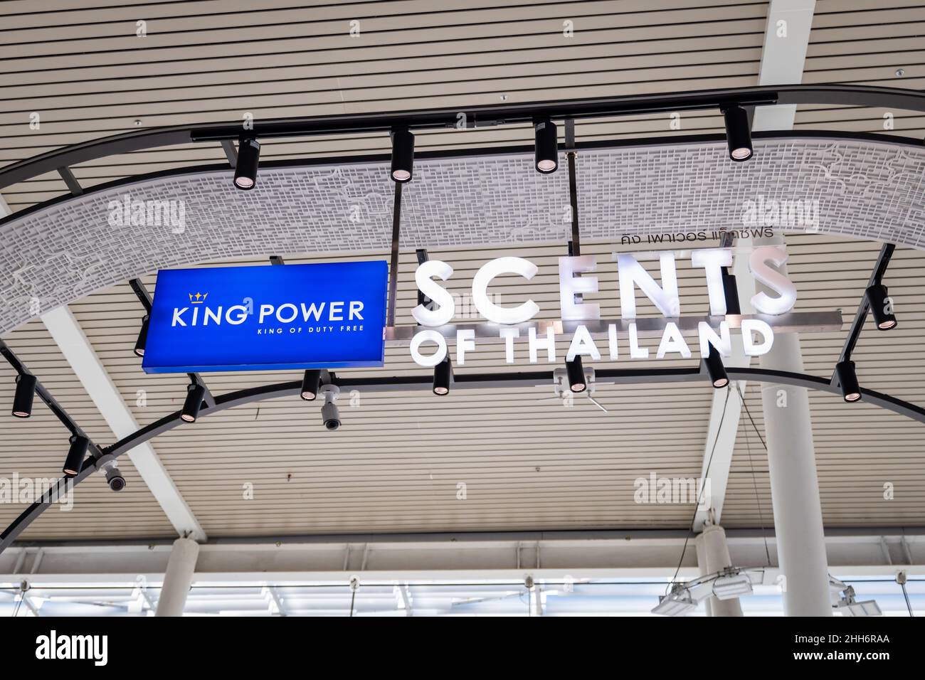 Phuket, Thaïlande - janvier 2022 : enseigne de boutique hors taxes King Power.Le King Power International Group est un groupe de vente de voyages thaïlandais célèbre Banque D'Images