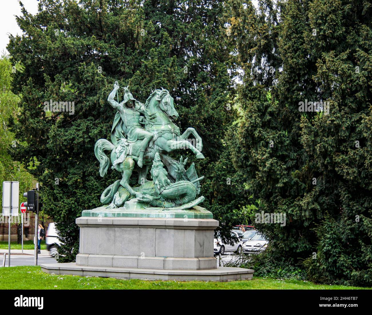 Zagreb, Croatie, Republika Hrvatska, Europe.Statue de Saint-Georges tuant le dragon par Anton Dominik Fernkorn, situé dans le coin sud-ouest de la place de la République de Croatie (Trg Republike Hrvatske) a été fait en 1853 à Vienne. Banque D'Images