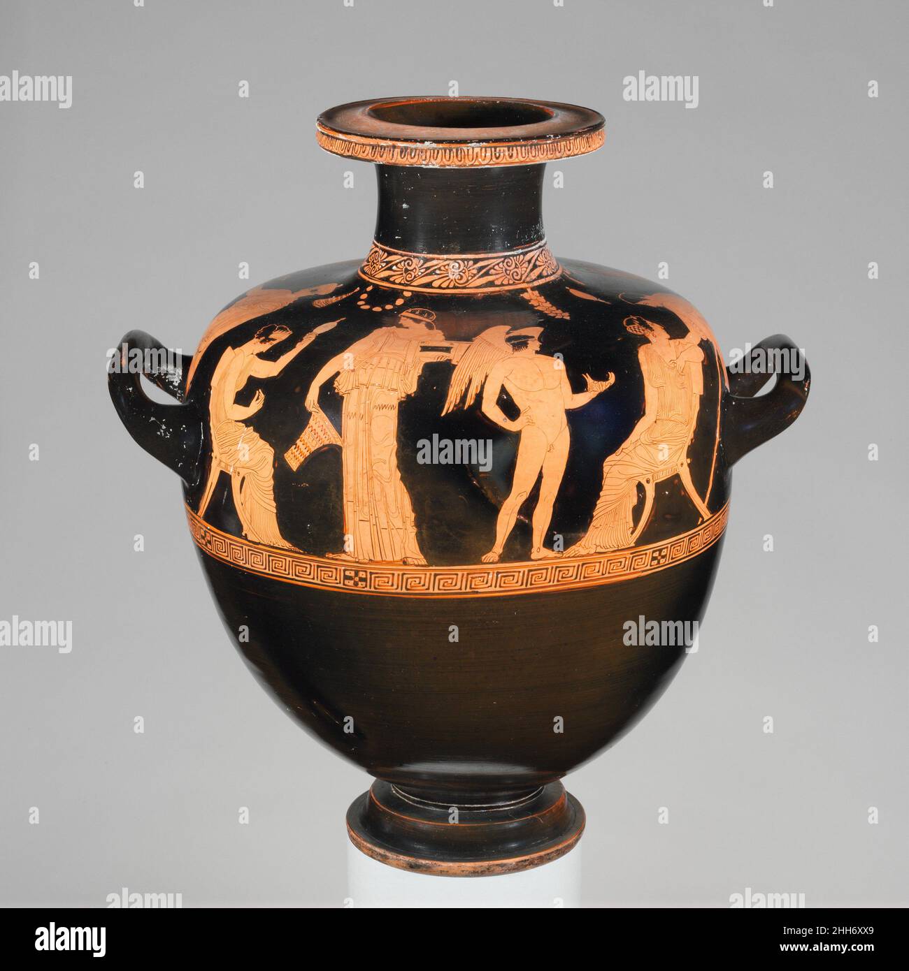 Hydrie en terre cuite (vase d'eau) env.430 C.-B. attribué à l'Orpheus Peintre Eros présentant des chaussures à la mariée, entourée de marié, de deux autres hommes et de quatre femmes la décoration d'un hydria est normalement limitée à l'avant du vase.La scène charmante ici entoure toute la circonférence.Hydrie de terre cuite (vase d'eau) 250552 : attribué à l'artiste-peintre Orpheus, hydrie de terre cuite (vase d'eau), ca.430 C.-B., terre cuite, H. 16 3/4 po.(42,49 cm) ; diamètre 12 3/16 po.(31 cm).Metropolitan Museum of Art, New York.Fonds Rogers, 1917 (17.230.15) Banque D'Images