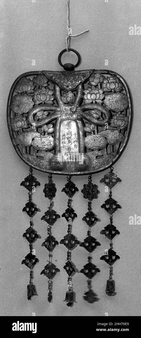 Keman (“guirlande de fleurs” Décoration de Temple) ca.1725 Japan Keman (Sanskrit: Kusumamala) signifie littéralement “guirlande de fleurs”, et se réfère à des disques décoratifs suspendus, habituellement faits de bronze en forme de ventilateur rond (uchiwa), qui sont suspendus à des poutres de sanctuaire intérieur d'un temple, au-dessus d'une statue bouddhiste.On pense qu'ils ont leur origine dans les guirlandes de fleurs fraîches qui ont été offertes aux nobles de l'Inde ancienne.Keman (“guirlande de fleurs” Décoration de Temple) 60006 Banque D'Images