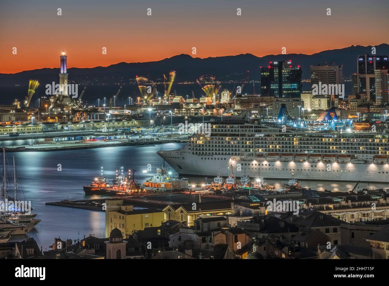 La belle Gênes avec une vue sur le Vieux Port dans la soirée, magie et beauté Banque D'Images