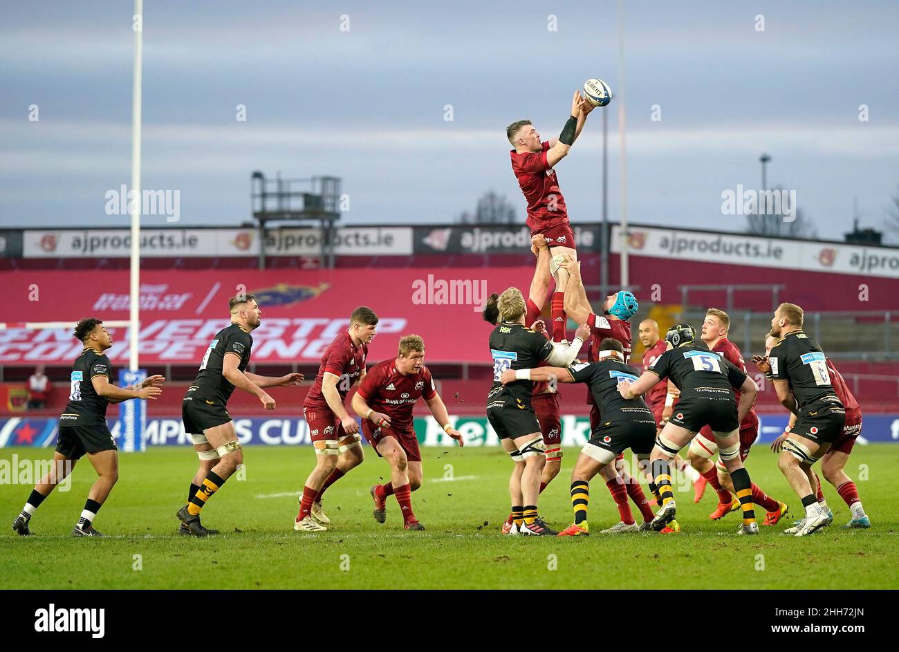 Peter O'Mahony, de Munster, a pris le ballon de la file d'attente lors de la Heineken Champions Cup, lors d'un match au parc Thomond à Munster, en Irlande.Date de la photo: Dimanche 23 janvier 2022. Banque D'Images