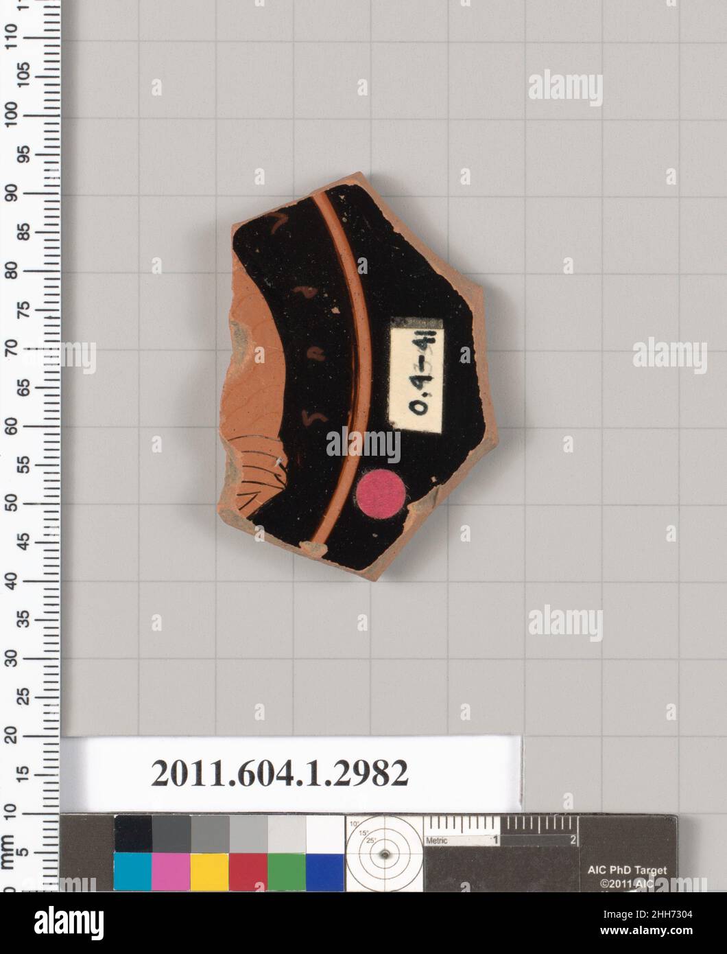 Fragment de terre cuite d'un kylix (gobelet) premier quart du siècle 5th C.-B. grec, Attic Interior, dos de la figure drapée; partie d'une inscription, LPO?.Fragment de terre cuite d'un kylix (gobelet).Grec, Attique. Premier quart du 5th siècle avant J.-C..Terre cuite, figure rouge.Archaïque/classique précoce.Vases Banque D'Images