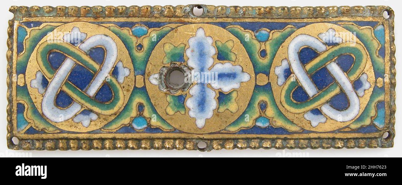 Plaque d'un sanctuaire reliquaire 1180–90 allemand la conception et la palette de couleurs de la plaque et l'emplacement des trous de montage sont conformes aux exemples qui se trouvent encore sur le Sanctuaire des trois Rois.Plaque d'un sanctuaire reliquaire 464195 Allemand, plaque d'un sanctuaire reliquaire, 1180?90, Champlev?Émail, alliage de cuivre, doré, total : 3 1/16 x 1 1/8 x 1/8 po.(7,8 x 2,9 x 0,3 cm).Metropolitan Museum of Art, New York.Don de J. Pierpont Morgan, 1917 (17.190.2137) Banque D'Images