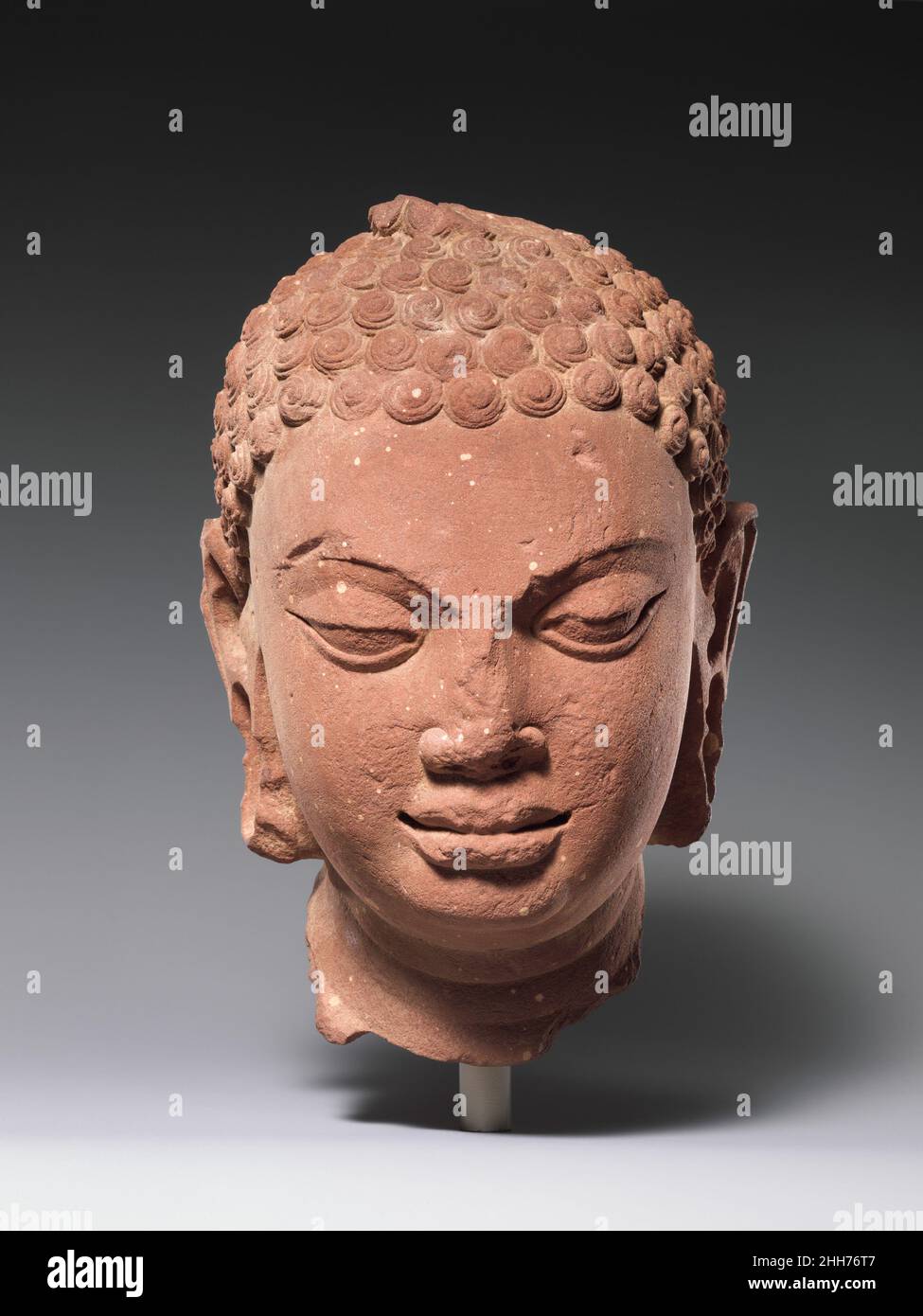 Tête d'un Bouddha fin 5th–début 6th siècle Inde (Uttar Pradesh, Mathura) cette tête d'une figure presque lifesize du Bouddha reflète l'idiome artistique de Gupta.Dans un effort pour représenter l'illumination du Bouddha et sa nature méditative à l'intérieur, l'artiste a abstrait et idéalisé ses caractéristiques physiques, particulièrement évidentes dans l'articulation des yeux et les plans convexes qui se croisent de ses joues et de son front.Chef d'un Bouddha.Inde (Uttar Pradesh, Mathura). Fin 5th–début 6th siècle.Grès rouge. Période Gupta tardive.Sculpture Banque D'Images