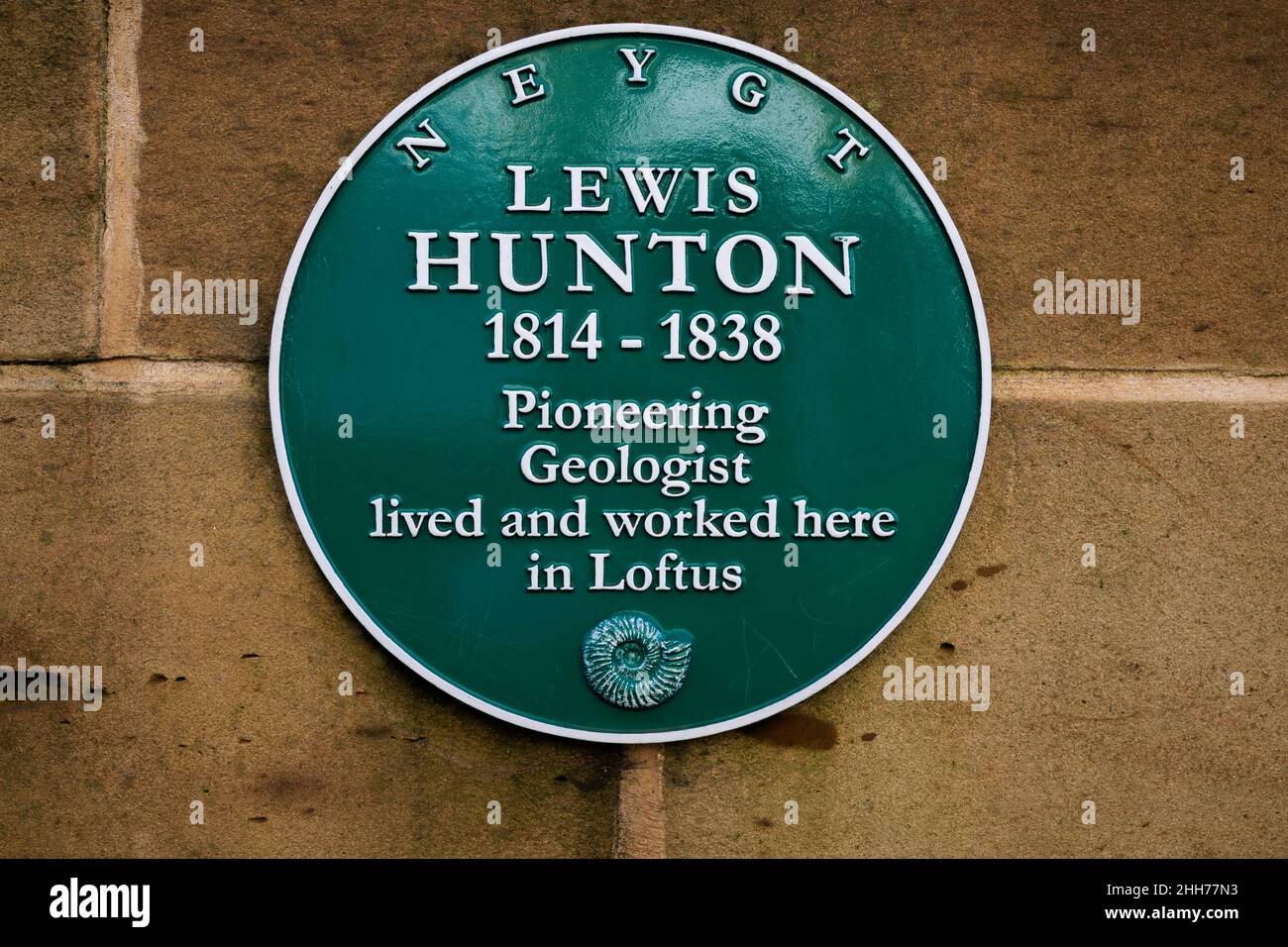 Plaque verte dans le centre-ville de Loftus commémorant le géologue Lewis Hunton qui a vécu et travaillé dans la ville 1814 - 1838 Banque D'Images