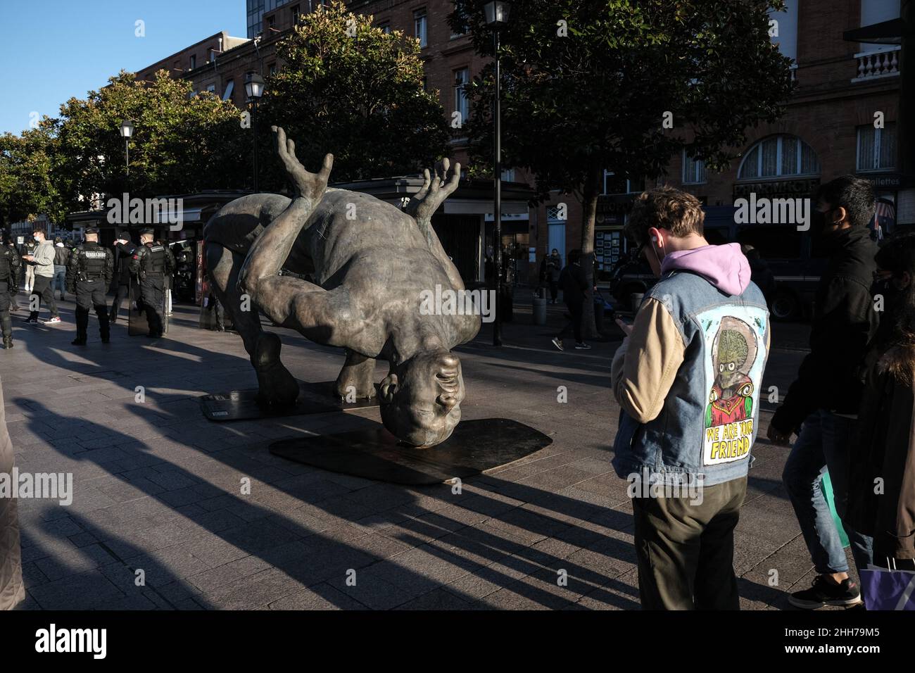 Une sculpture monumentale du duo espagnol Coderch & Malavia est temporairement installée à Toulouse (France).Le 'géant du sel', une statue inspirée par la danse japonaise du Butoô, a été initialement installé en face de la cathédrale Saint-Etienne; mais les plaintes des résidents locaux, jugeant l'installation inadaptée à l'endroit, l'ont déplacé vers la zone autour de la place Wilson par l'hôtel de ville.23 janvier 2022.Photo de Patrick Batard / ABACAPRESS.COM Banque D'Images