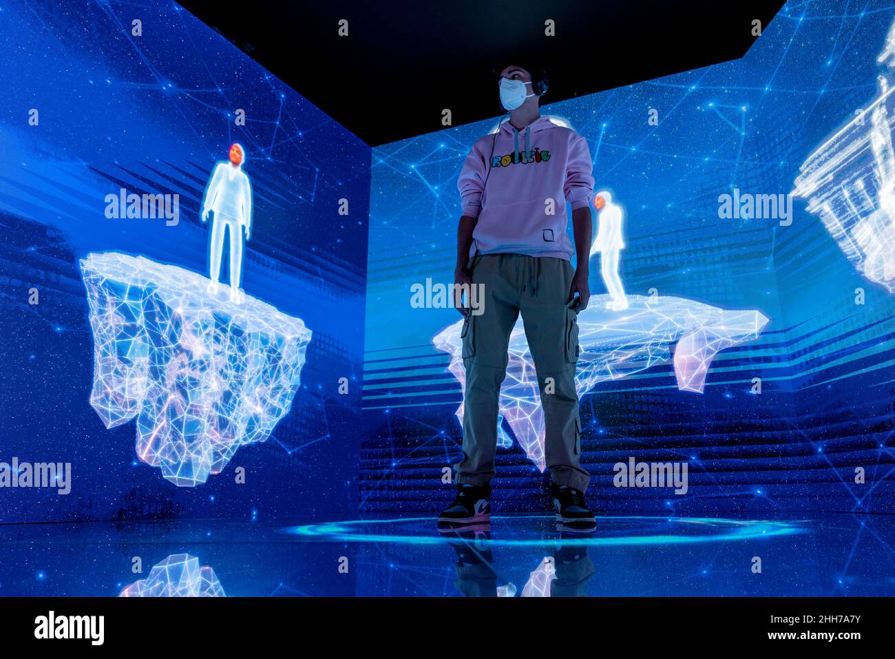 Madrid, Espagne.23rd janvier 2022.Un gamin crée son avatar à la FITUR.HELIXA Experience Centre est l'installation technologique et artistique au coeur de la foire de la FITUR.Ce sera le premier à offrir aux visiteurs la possibilité de créer leur propre avatar en temps réel.Cet avatar est un jumeau numérique personnalisé, hyper-réaliste, 3D, #seriezero qu'ils peuvent utiliser pour interagir sur les plates-formes numériques et dans le métaverse.(Photo de Guillermo Gutierrez Carrascal/SOPA Images/Sipa USA) crédit: SIPA USA/Alay Live News Banque D'Images