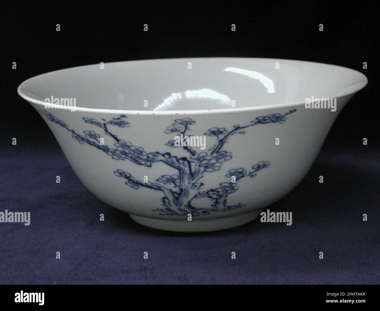 Bol 18th siècle (?)Chinois, pour le marché européen le don de la collection Hans Syz en 1995 a doté le Musée de près de trois cents exemples de céramiques européennes et asiatiques méticuleusement acquis par le collectionneur d'origine suisse Dr. Syz (1894-1991) pour tracer la migration de modèles et de modèles d'est en Ouest.Documentant un processus continu d'influence et d'adaptation, ces pièces fournissent un examen discriminant des nuances de changement stylistique résultant de trois siècles de commerce.Bol 208247 Banque D'Images