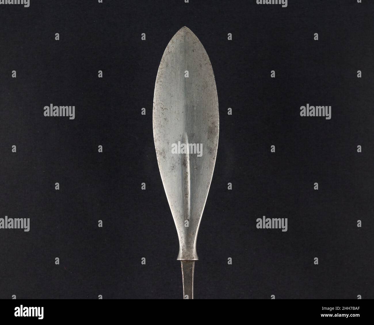 Arrowhead (Yanone) 18th siècle japonais bien qu'aujourd'hui les guerriers japonais sont les plus renommés pour leur travail à l'épée, le tir à l'arc, en particulier à cheval, a été une partie essentielle de la guerre et de la culture samouraïs pendant des siècles.Les flèches étaient équipées de têtes de forme variable selon leur usage prévu dans la guerre, la chasse ou la pratique de la cible.Les pointes de flèches destinées à être utilisées sur le champ de bataille ont été conçues pour des applications spécialisées telles que le perçage d'armures ou pour causer des dommages maximum aux chevaux et au personnel non blindé. Grandes pointes de flèches, percées et ciselées avec la Banque D'Images