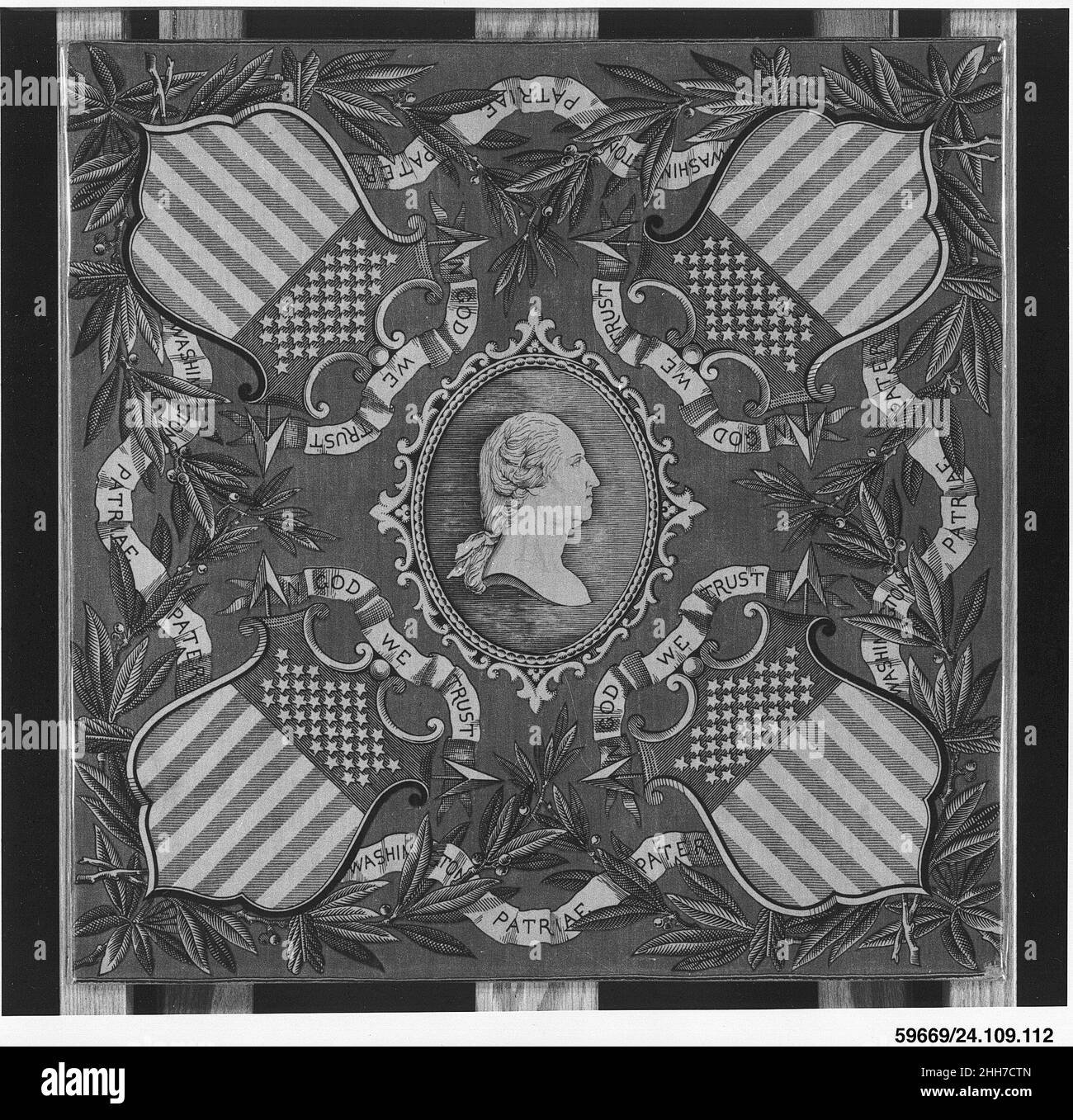 Mouchoir de l'événement début du 19th siècle peut-être britannique le dessin de ce mouchoir est basé sur une médaille avec buste de Washington sur l'obverse de Simon Benjamin Duvivier (1730–1819).Les exemples de cette médaille de la collection du Musée sont 83,2.10–.12, 83,2.20, 07.251.105 et 07.251.34.Mouchoir de l'événement 221534 Banque D'Images