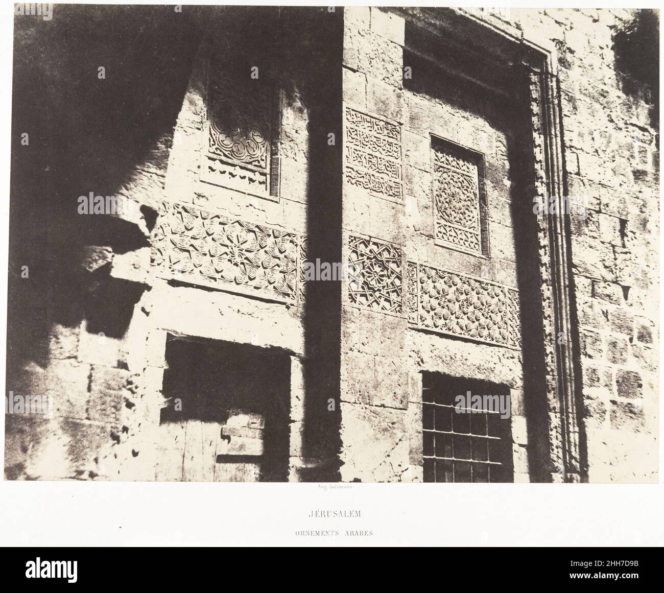 Jérusalem, Ornements arabes 1854 Auguste Salzmann Français pour l'histoire de Salzmann était dans les détails.Bien que les ravages du temps, des forces naturelles et des conflits humains aient effacé une grande partie des villes anciennes, des fragments ont laissé entendre l'existence de civilisations telles que le Royaume de David, l'Empire romain et les phases antérieures de l'Empire ottoman, tous modèles pour la France du second Empire.Le fait que Salzmann se concentre sur les moindres détails — la décoration végétale d’une frise, la statuaire en vrac, les motifs abstraits d’un mur ou la figure aimée d’un casque — donne à ses photographies une rare combinaison de directitude et d’éphémérides.Il le ferait Banque D'Images