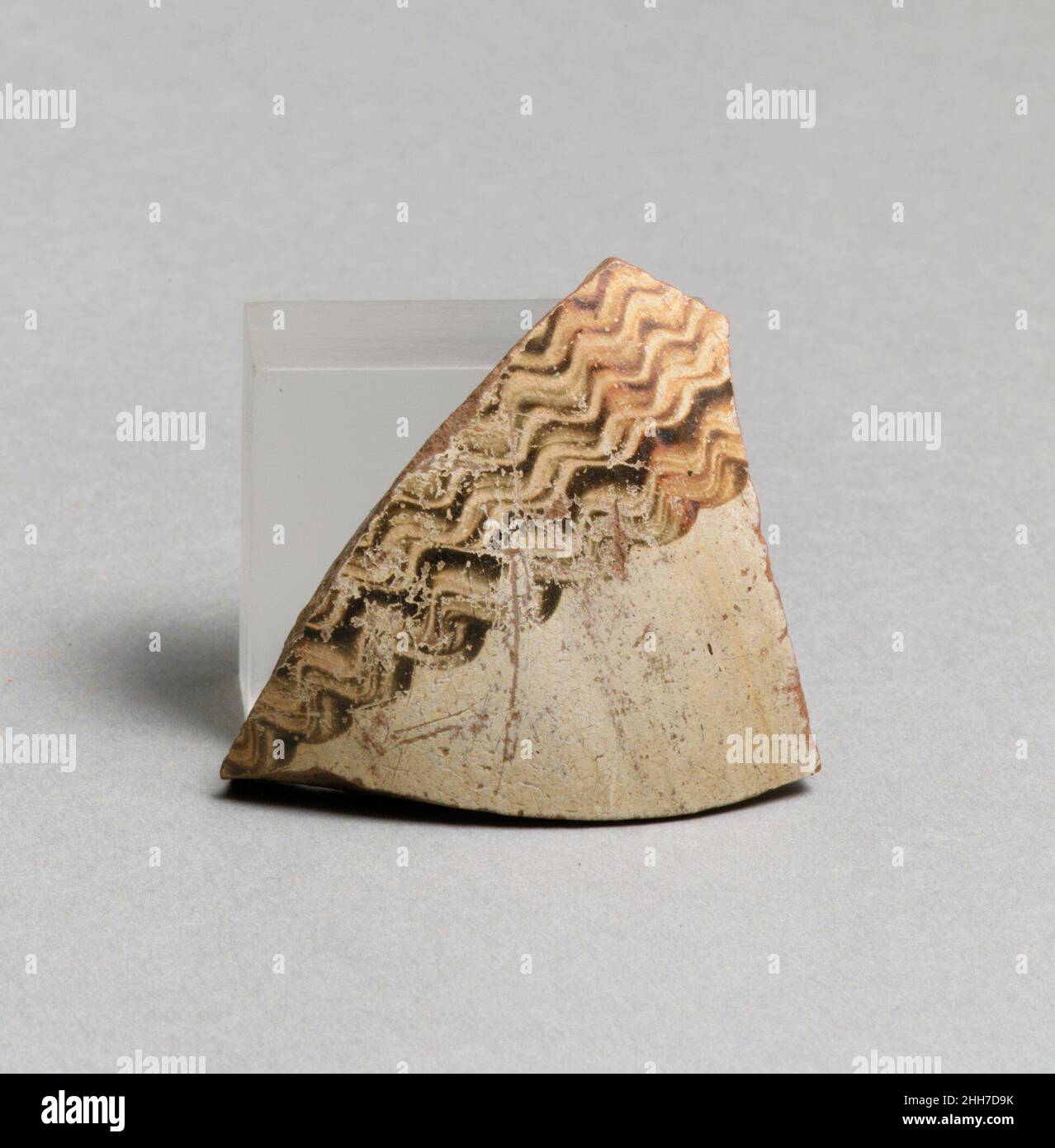 Vase fragment est grec/Sardes, Lydian.Vase fragment 252787 grec oriental/Sardes, Lydian, vase fragment, terre cuite, total: 1 3/4 x 1 15/16in.(4,4 x 5cm).Metropolitan Museum of Art, New York.Don de la Société américaine pour l'excavation de Sardes, 1926 (26.199.220) Banque D'Images