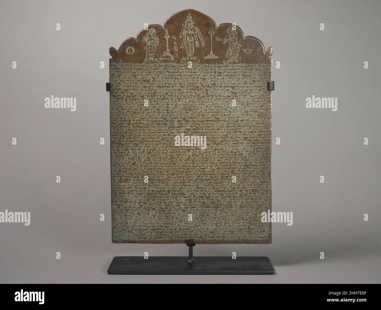 Paire d'inscriptions en plaque de cuivre avec des dessins gravés Inde du 19th siècle (Tamil Nadu) cette paire d'enregistrements en plaque de cuivre est un bel exemple de la survie tardive d'une pratique d'enregistrement dans un matériau non périssable, des documents juridiques et autres.Les dossiers de fondation et de dotation de Temple prennent deux formes dans le traditionnel Inde de l'est - ils sont sculptés dans les jambes de porte et les plates-formes de sous-sol de temples, et gravés sur plaque de cuivre.Cette dernière méthode a été préférée pour préserver des documents vitaux, comme le transfert de titres fonciers et d'autres actes, depuis autour du 5th siècle.Ces deux co Banque D'Images