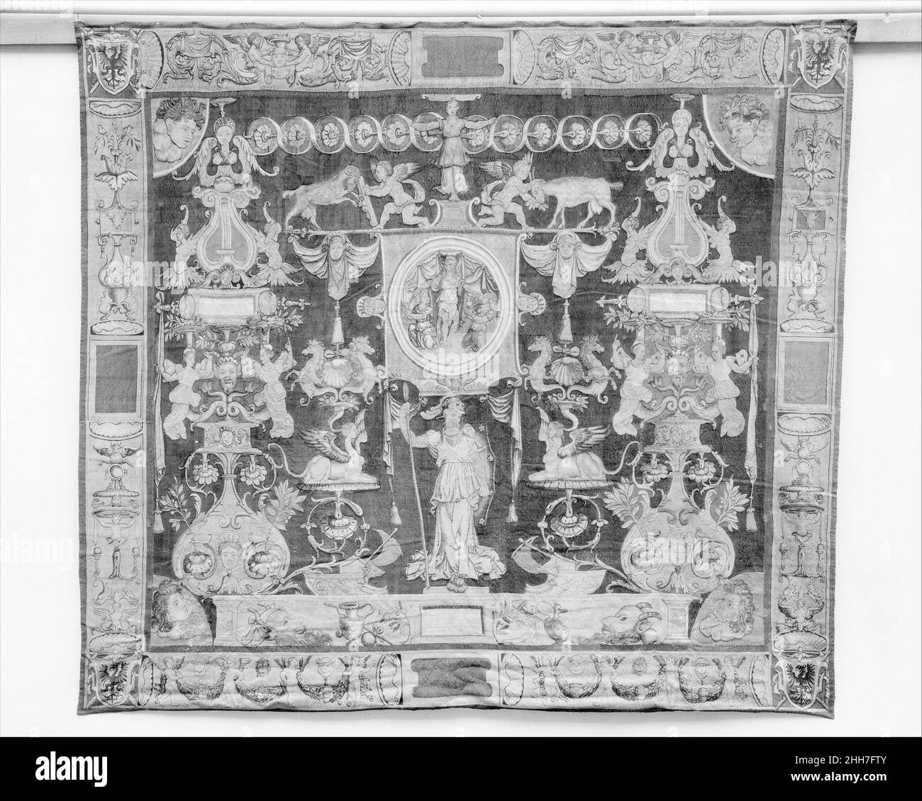 Minerva des 'doria Grotesquess' conçu en 1545, env.1550 probablement conçu dans l'atelier de Perino del Vaga (Pietro Buonaccorsi) Italien Minerva, déesse romaine de l'art et de la science, se dresse comme si sur une scène au centre du premier plan de cette composition, entouré au-dessus et sur les côtés par le curling plantes tendrils, gamboling animaux et putti,et des sacs élégants de drapery.Dans la cartouche ci-dessus, Minerva reçoit des offres d'un livre et d'un navire.Il s'agit de l'une des deux tapisseries de Minerva qui ont survécu à la série de tapisseries tissées par des thrices appelée les grottes de Doria.Perino del Vaga Banque D'Images