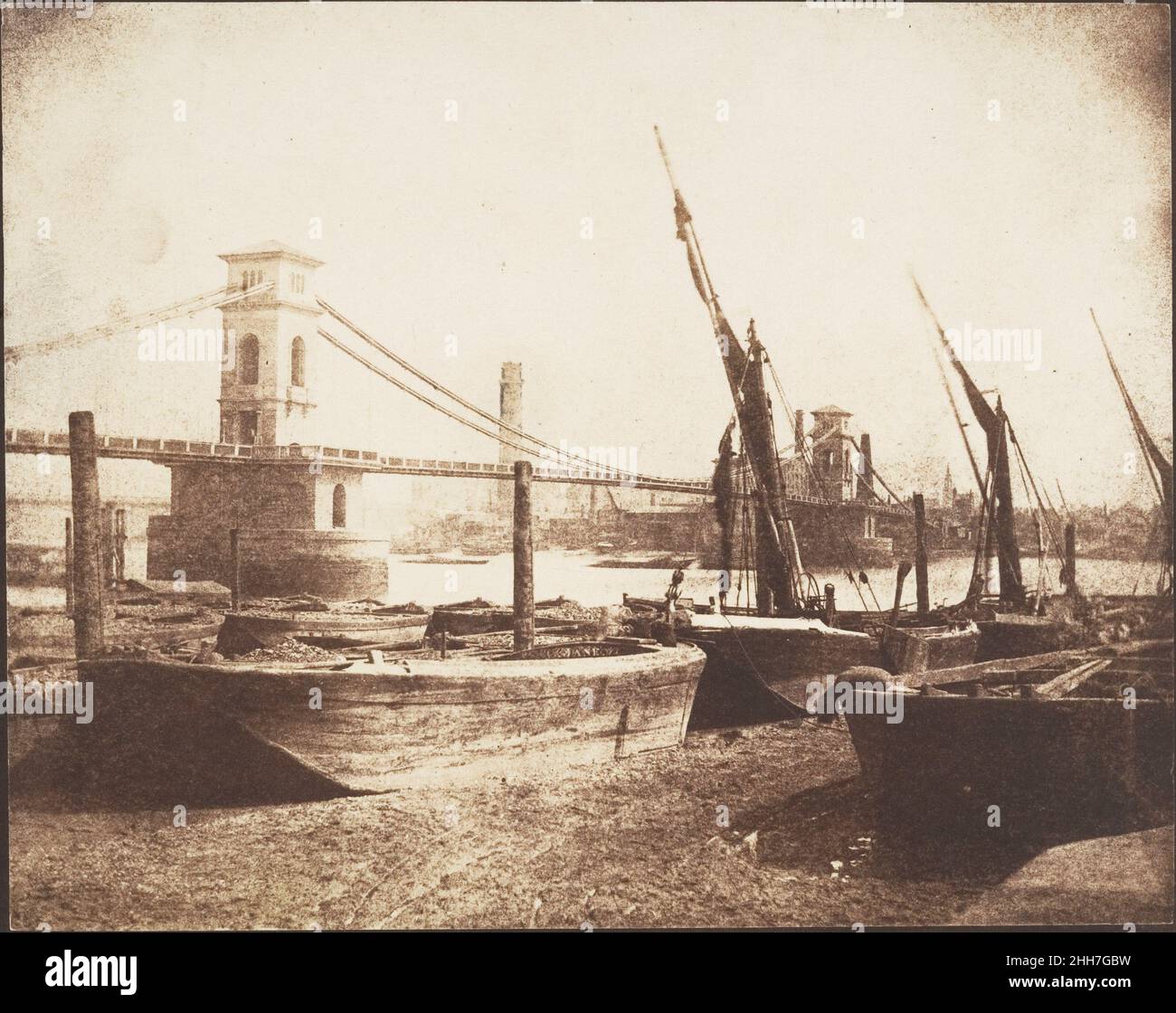 [Pont suspendu Hungerford] ca.1845 William Henry Fox Talbot British le pont suspendu de Hungerford récemment achevé (1841-45), conçu par Isambard Kingdom Brunel (voir no22), a été un signe puissant de l'ingénierie et de l'industrie victorienne et a certainement constitué, pour Talbot, un contrepoint dramatique dans cette photo aux vieux bateaux dessinés sur la rive de la Tamise au premier plan.Seulement quinze ans après son achèvement, ce pont a été démoli et remplacé par le pont ferroviaire de Charing Cross.Tel était le rythme de la technologie victorienne.[Pont suspendu Hungerford].William Henry F. Banque D'Images