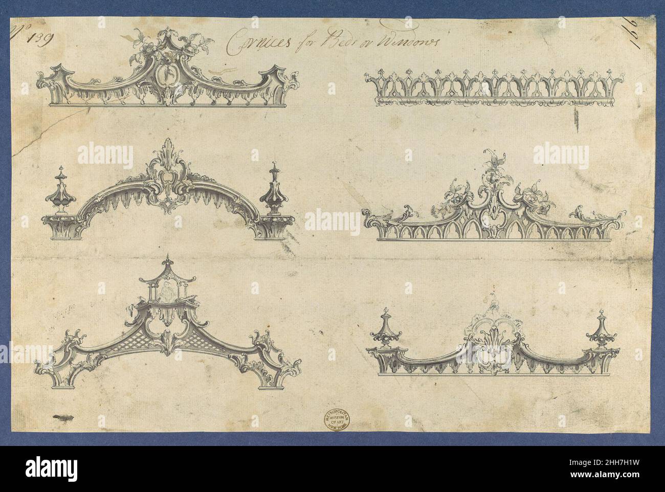 Corniches pour lits ou fenêtres, dans Chippendale Drawing, vol. I 1754 Thomas Chippendale British dessin préparatoire pour le « Gentleman and Cabinet Maker's Director » de Thomas Chippendale.Publié à l'envers comme plaque CXXXIX dans les éditions 1754 et 1755, mais non réimprimé dans l'édition 1762.Corniches pour lits ou fenêtres, dans Chippendale dessins, vol. I 390519 Banque D'Images