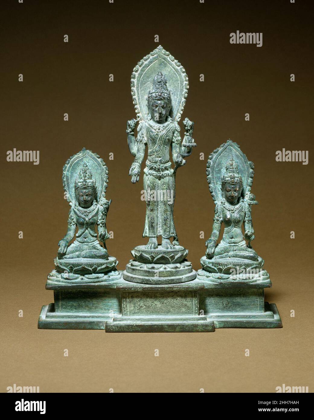 Avalokiteshvara, quatre armées debout, flanquée de Tara et de Bhrikuti(?)Deuxième moitié du 9th–début du 10th siècle Indonésie (Java).Avalokiteshvara, quatre armées debout, flanquée de Tara et de Bhrikuti(?)39036 Banque D'Images