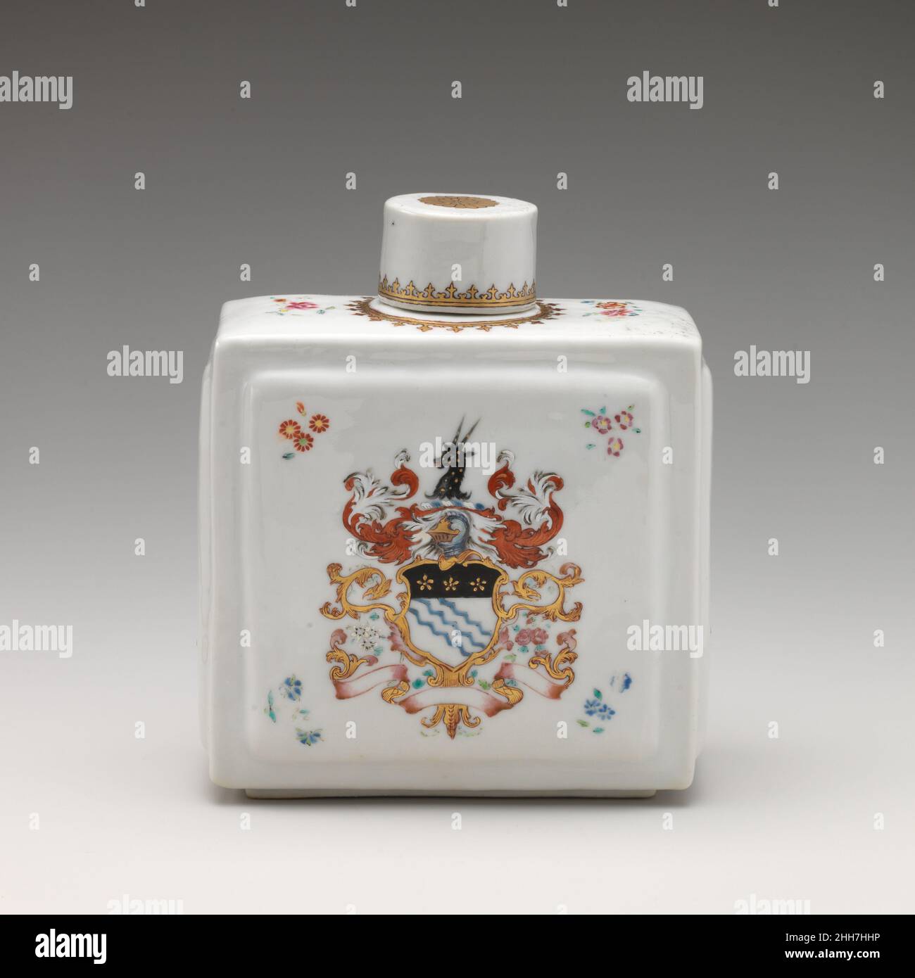 Plateau à thé avec couvercle et décoration d'armes (dans le cadre d'un service) 1750–60 Chinois, pour le marché britannique.Plateau à thé avec couvercle avec décoration de l'arsenal (partie d'un service).Chinois, pour le marché britannique.1750–60.Porcelaine en pâte dure avec décoration en émail et dorure.Céramique-porcelaine-exportation Banque D'Images