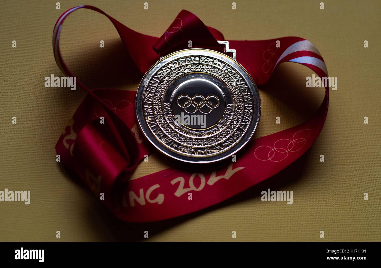 14 janvier 2022, Beijing, Chine.Médaille d'or des XXIV Jeux Olympiques d'hiver sur fond jaune. Banque D'Images