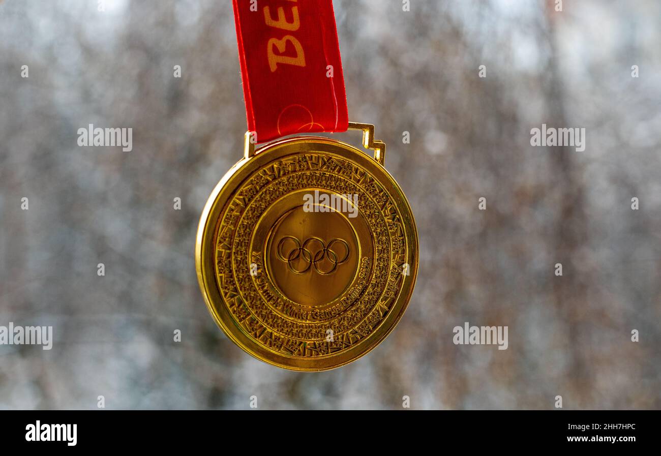 14 janvier 2022, Beijing, Chine.Médaille d'or des XXIV Jeux Olympiques d'hiver sur fond de neige. Banque D'Images