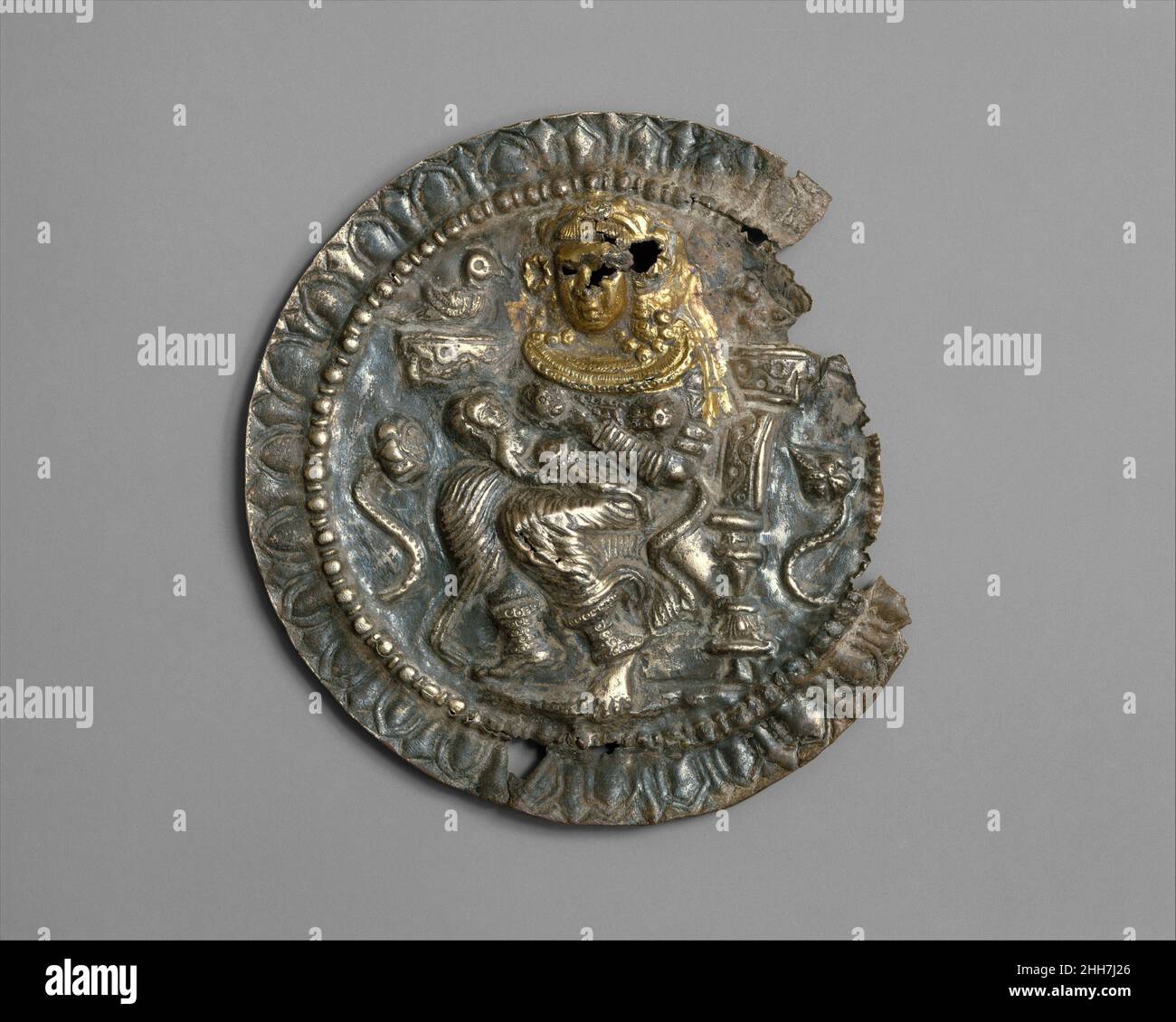 Rondel avec la déesse Hariti ca.1st Century Pakistan (ancienne région de Gandhara) la déesse Hariti est montrée allaitant un enfant et assis sur un trône flanqué de lotuses et surmontée par les oies de la mode (hamsa), les messagers du Bouddha.Stylistiques cette cocarde peut être liée à des découvertes du premier siècle de la ville de Taxila de Sirkap, une datation qui en ferait l'une des plus anciennes représentations connues de Hariti.Les textes bouddhistes nous disent que Hariti a volé et dévoré des enfants, mais avec l'intervention du Bouddha elle est devenue leur protecteur.Rondel avec la déesse Hariti 38221 Banque D'Images