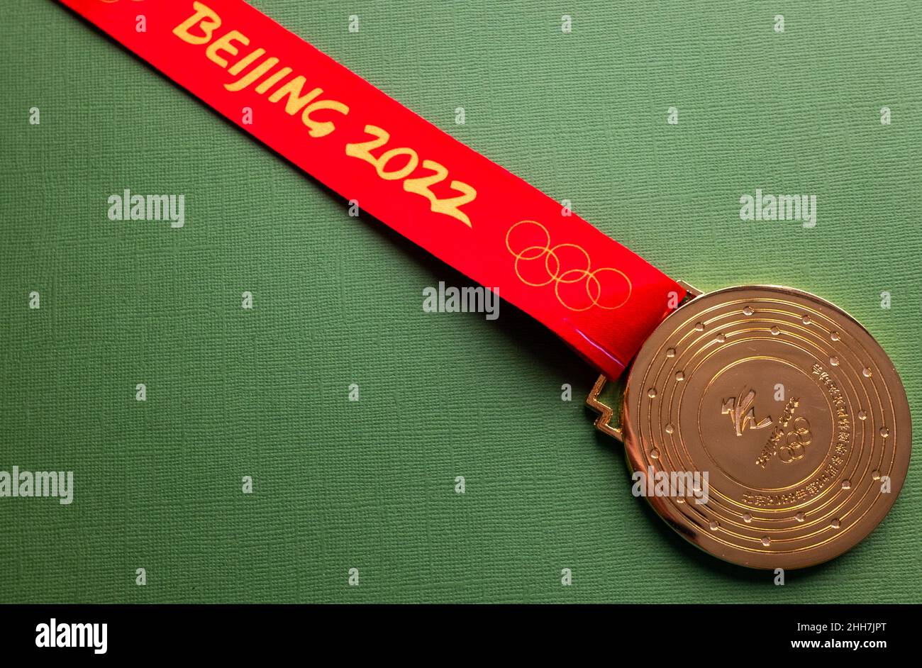 6 janvier 2021, Beijing Chine.Médaille d'or des XXIV Jeux Olympiques d'hiver sur fond vert. Banque D'Images