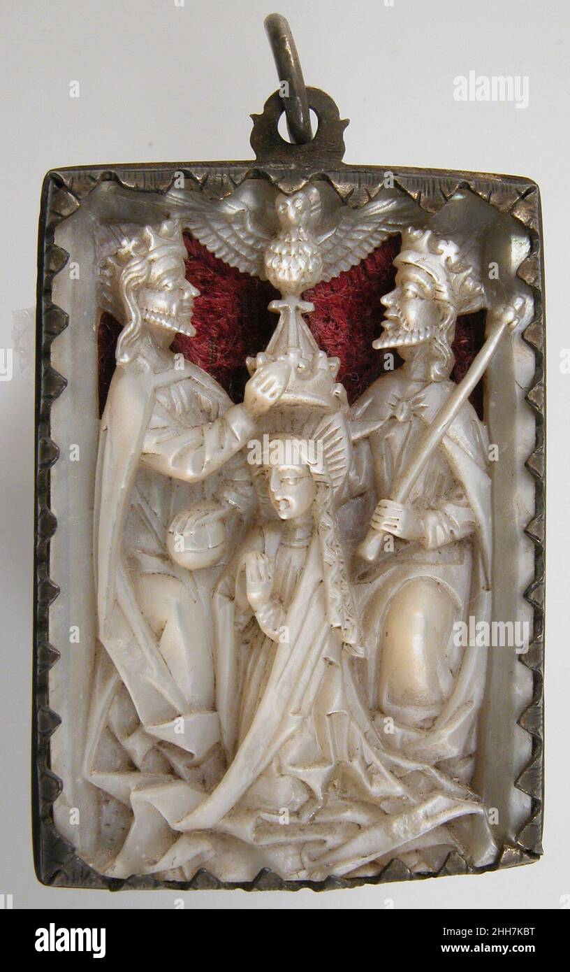 Pendentif 15th siècle Marie allemande s'agenouille dans la prière comme elle est couronnée par la Sainte Trinité – le Père et le fils comme images miroir portant des attributs de leur pouvoir (couronnes, un orbe représentant la terre, et un sceptre) et le Saint-Esprit comme une colombe.La sculpture de la nacre, un matériau fragile difficile à travailler, est exceptionnellement fine.Pendentif 465985 Banque D'Images