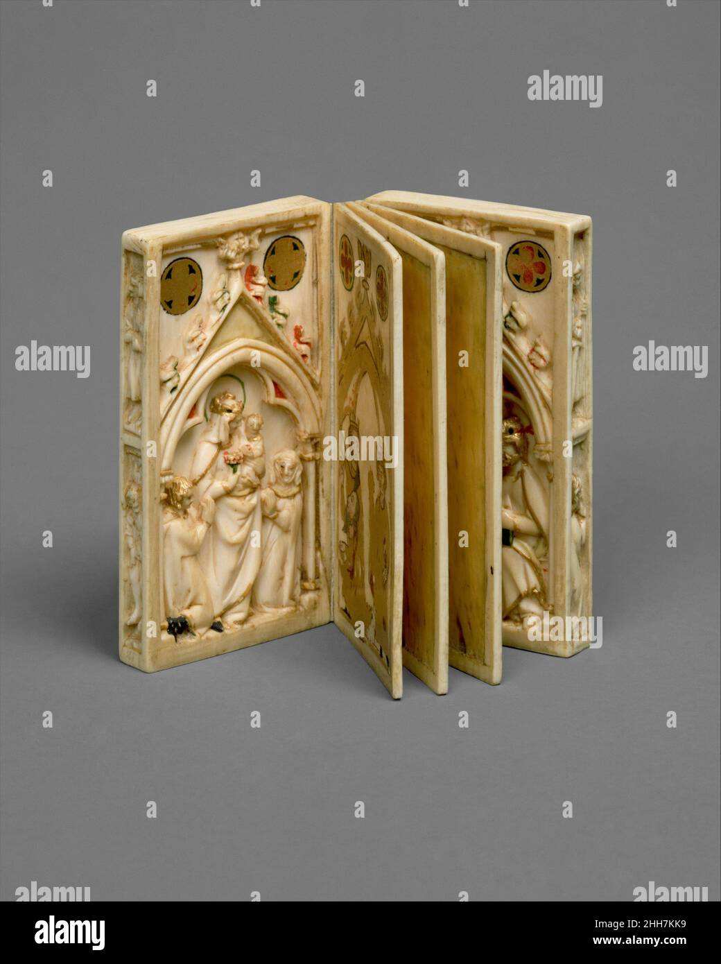 Livret avec scènes de la passion ca.1300 (sculpture) ; env.1310–20 (peinture) Français du Nord (sculpture); Rhenish supérieur (peinture) objet ivoire exceptionnel, ce livret est inhabituel en ce sens que les couvertures extérieures, représentant des scènes de la passion, et les couvertures intérieures, contenant des représentations de la Vierge, sont sculptées.La nature religieuse de la brochure suggère qu'elle a servi d'accessoire à la dévotion privée.Les images peintes faisant face aux couvertures sont des ajouts ultérieurs, puisqu'elles transforment les sujets des sculptures.À l'exception des deux feuilles peintes, toutes ont des bords surélevés Banque D'Images