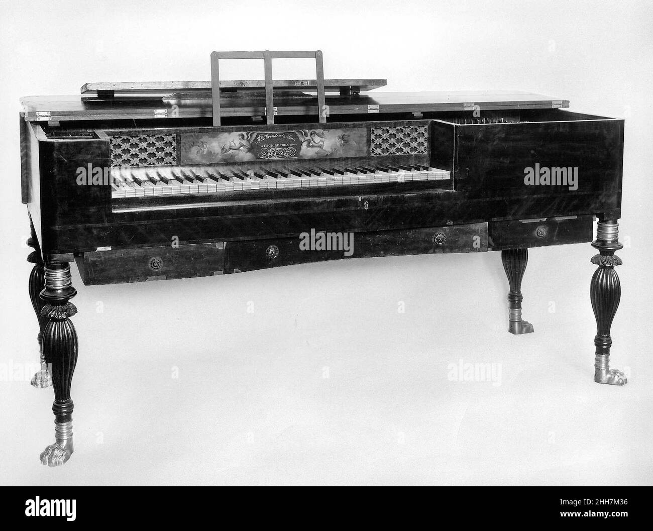Piano carré ca.1815 Thomas Loud Evenden British c'est le plus ancien piano existant de Thomas Loud Evenden, le vénérable pianiste de Philadelphie qui serait plus tard un fondateur de Loud & Brothers.Description technique : boîtier rectangulaire en acajou sur support de table intégré avec 3 tiroirs (au centre d'un contre-batteur) sur pieds en édé et tournés avec pieds à griffe en laiton;Couvercle non articulé sur la colonne vertébrale, mais composé de quatre panneaux articulés plus panneau de chute, le troisième panneau étroit de l'avant vers les côtés du boîtier, le panneau arrière comportant 3 sections encastrées précédemment couvertes de tissu ; boussole FF-C4 (68 clés), ivoire Banque D'Images