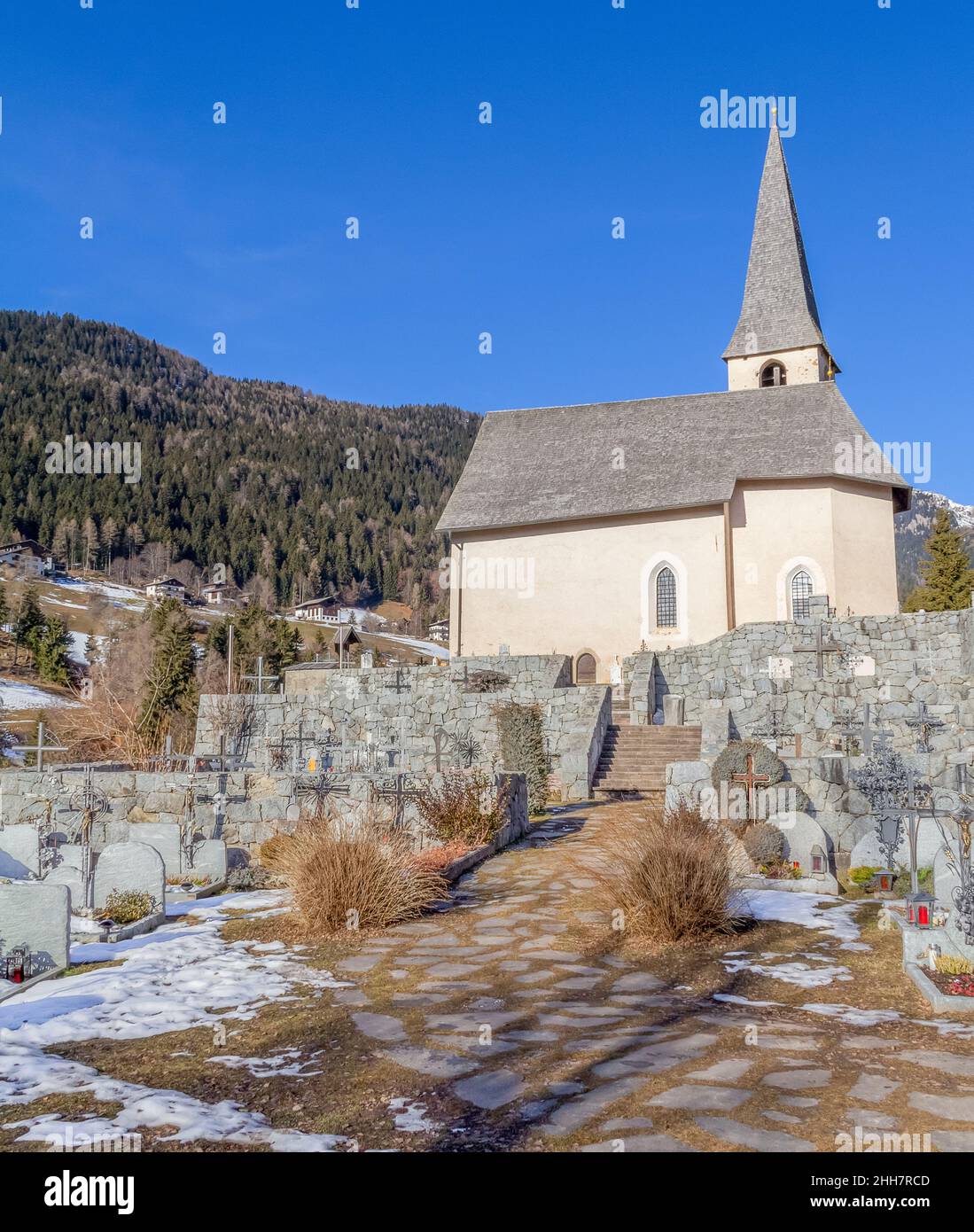 Église et cimetière dans un village nommé St Felix dans le Tyrol du Sud en hiver Banque D'Images