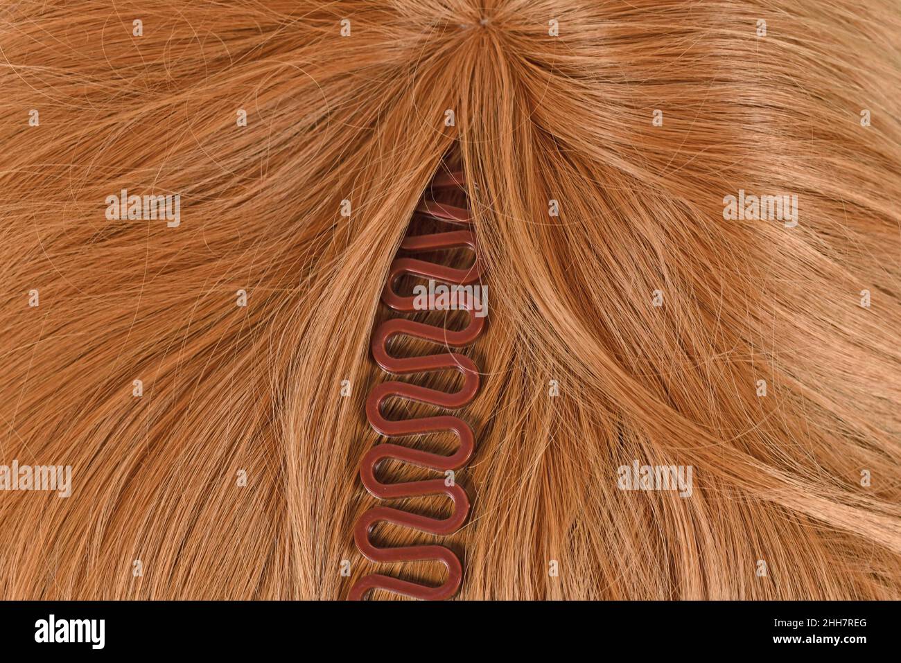 Outil de tressage des cheveux français sur les cheveux blonds Banque D'Images