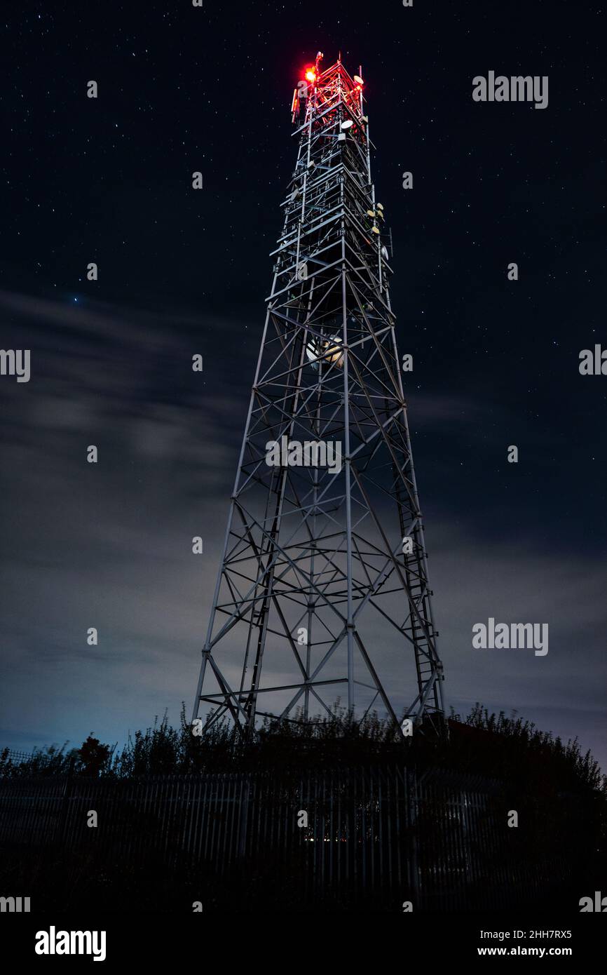 Tour pour les systèmes de communication mobile 4G et 5g sur fond de ciel étoilé.Station de base cellulaire la nuit Banque D'Images