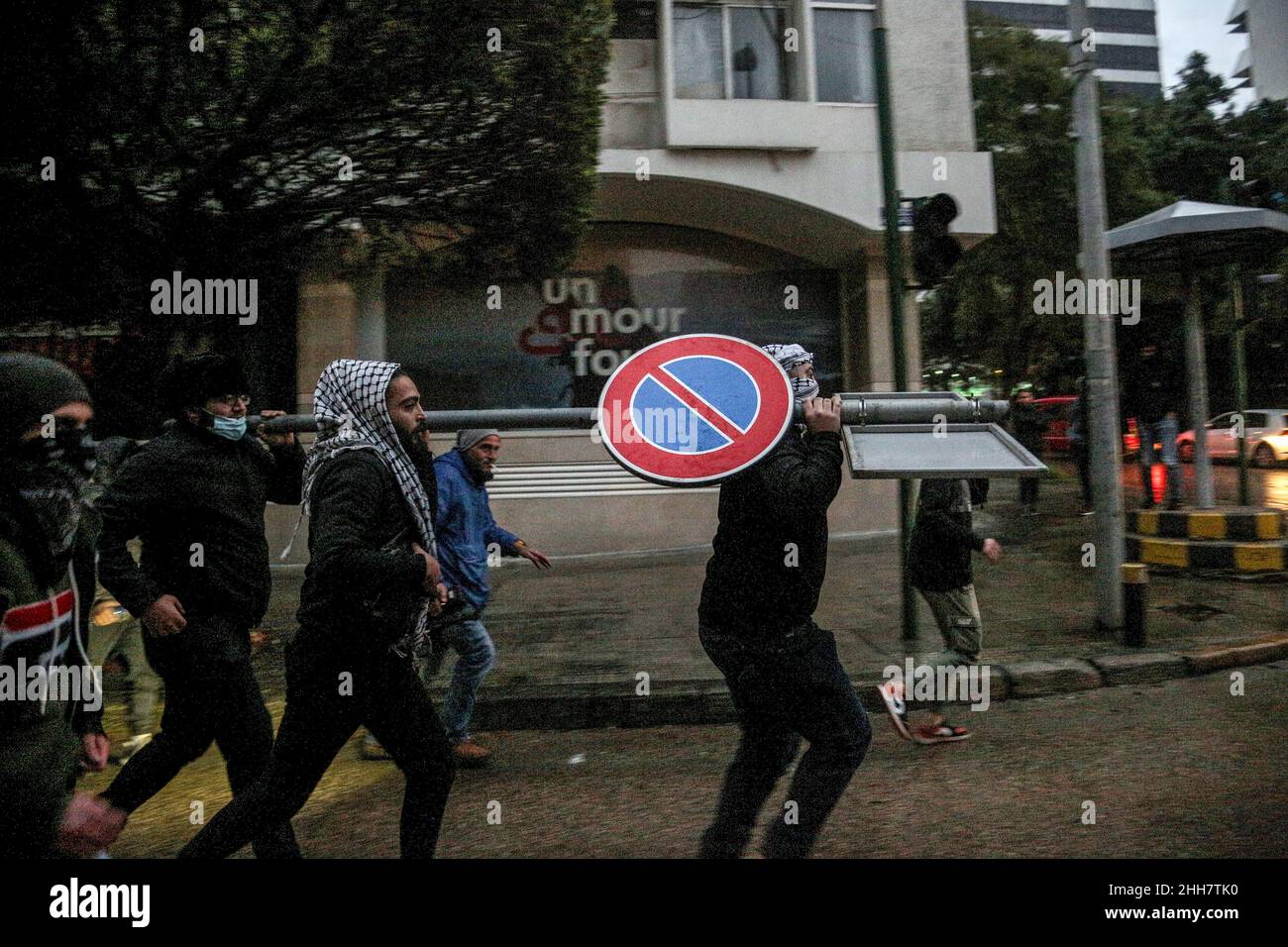 Beyrouth, Liban.23rd janvier 2022.Les manifestants anti-gouvernement portent un panneau de signalisation près de la banque centrale du Liban à Beyrouth lors d'une manifestation contre l'aggravation de la situation économique et financière du pays.Credit: Marwan Naamani/dpa/Alamy Live News Banque D'Images