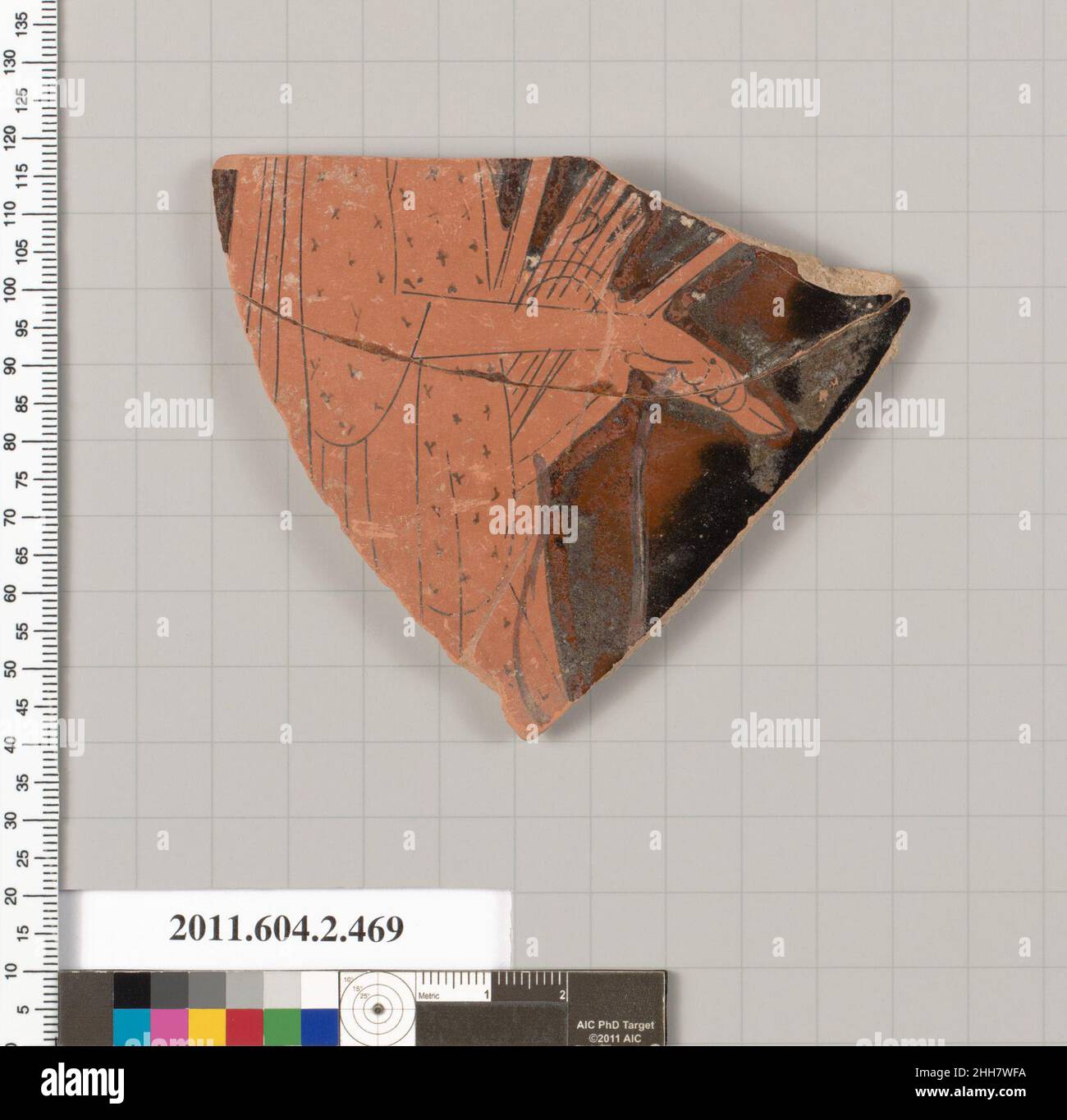 Fragment de terre cuite d'un cratère à colonnes (bol pour mélanger le vin et l'eau) 460–440 C.-B. grec, Attique drapé figure à droite portant un vêtement à motifs, jouant le lyre, tenant le lyre dans la main gauche et le plektron dans la main droite.Fragment de terre cuite d'une colonne-krater (bol pour mélanger le vin et l'eau).Grec, Attique.460–440 C.-B.Terre cuite, figure rouge.Classique.Vases Banque D'Images