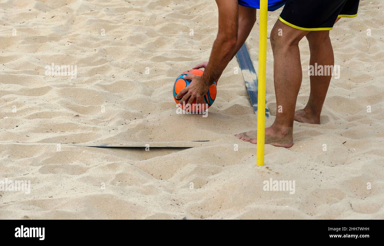 Un joueur de football de plage plaçant le ballon dans un coin Banque D'Images